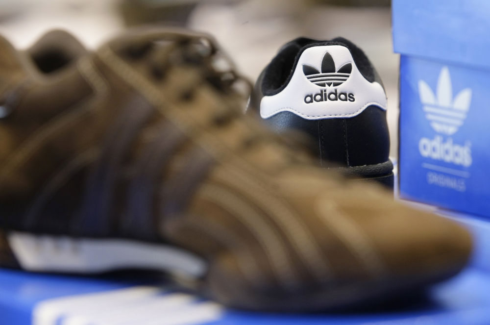 suicidio ganso cera Adidas propose à ses sous-traitants asiatiques de dénoncer les mauvaises  conditions de travail par SMS - L'Express