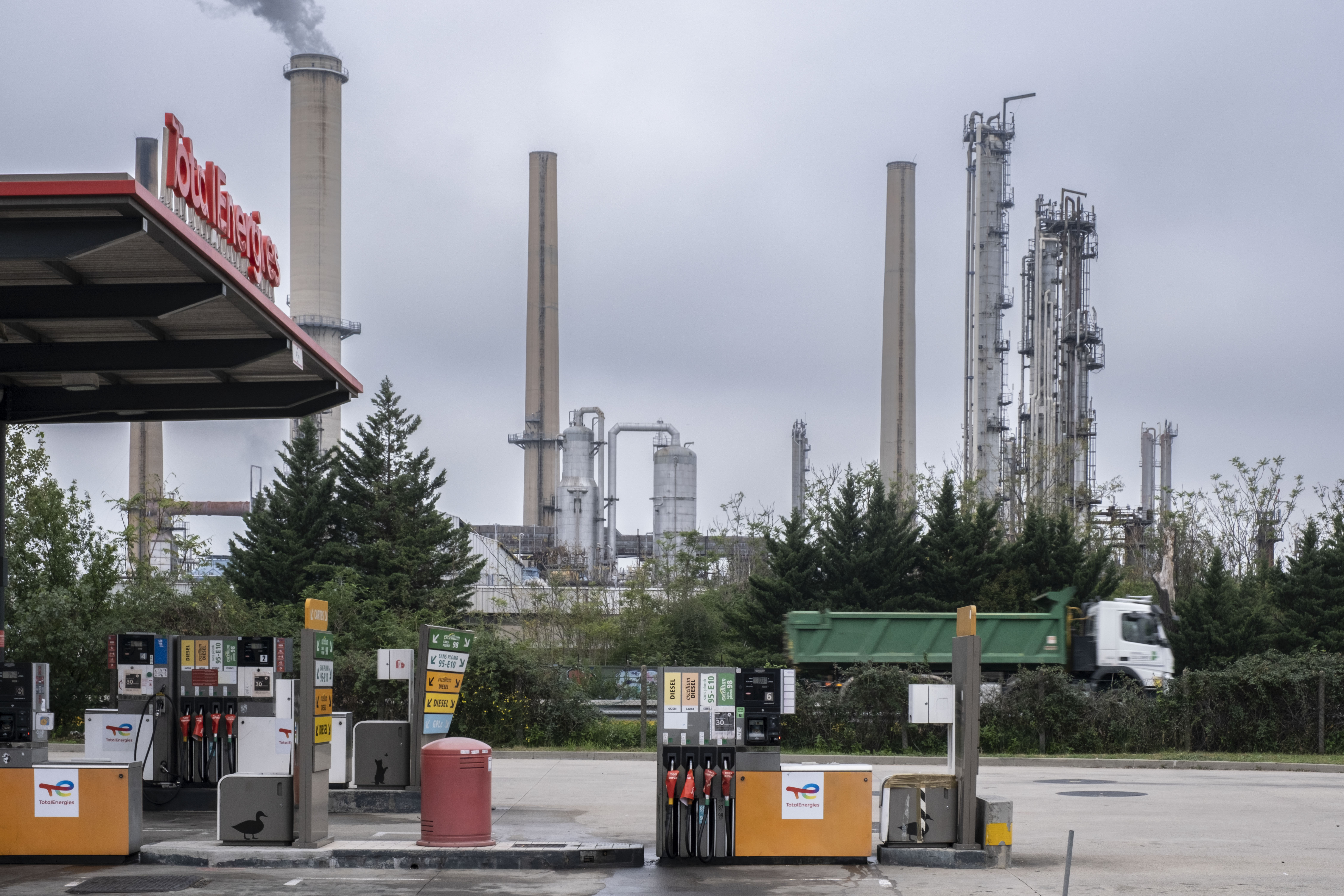 Pénurie d'essence dans certaines stations : la grève chez TotalEnergies va  continuer « sur la durée », prévoit la CGT - Le Parisien