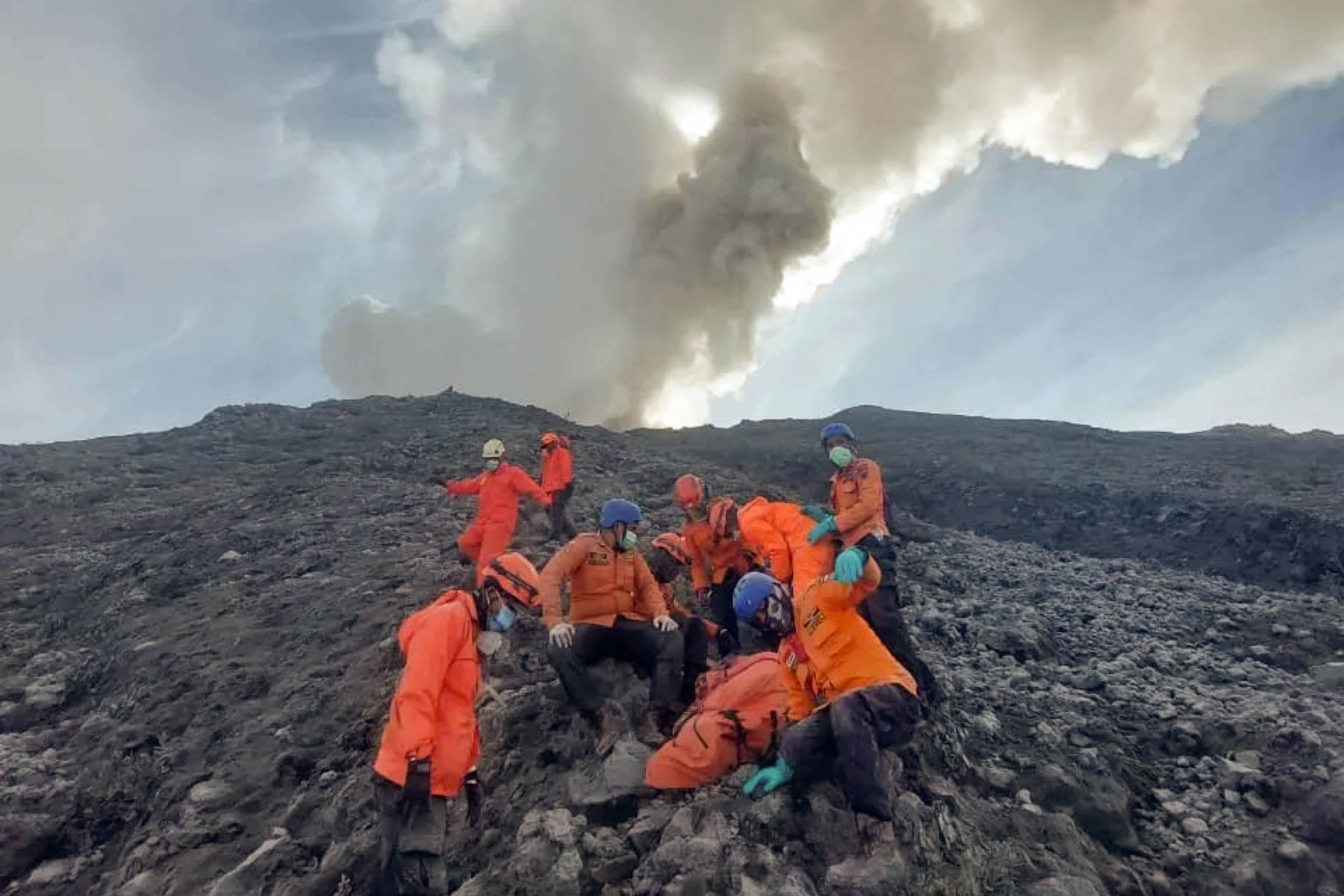 Au moins onze morts dans l'éruption d'un volcan en Indonésie 