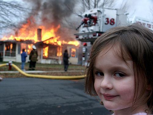 Quelle est l'origine du mème de la petite fille qui sourit devant une maison en flammes ? – Libération