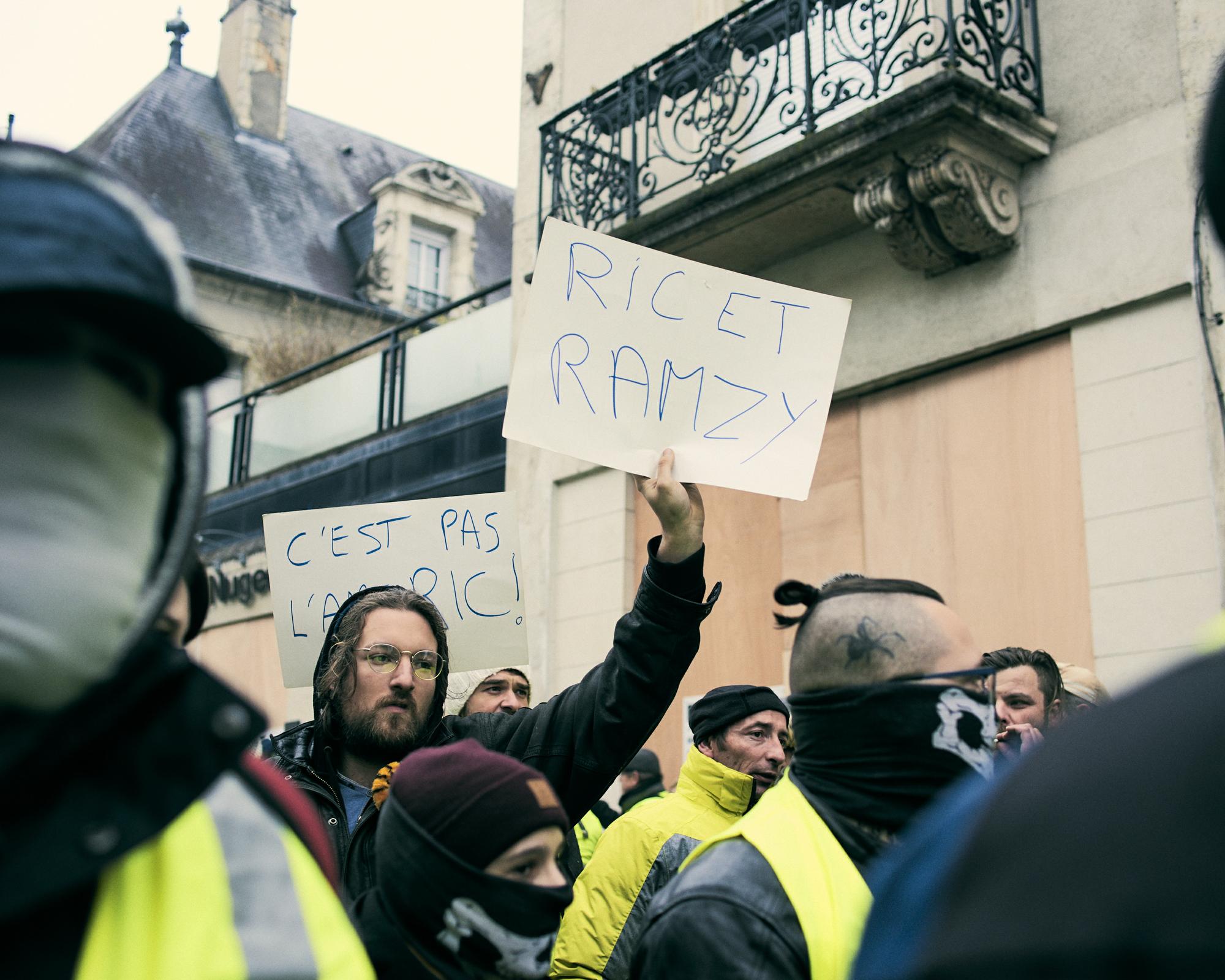 Croix de Lorraine, «Acab»… Ces symboles aperçus dans les manifestations des  Gilets jaunes - Le Parisien