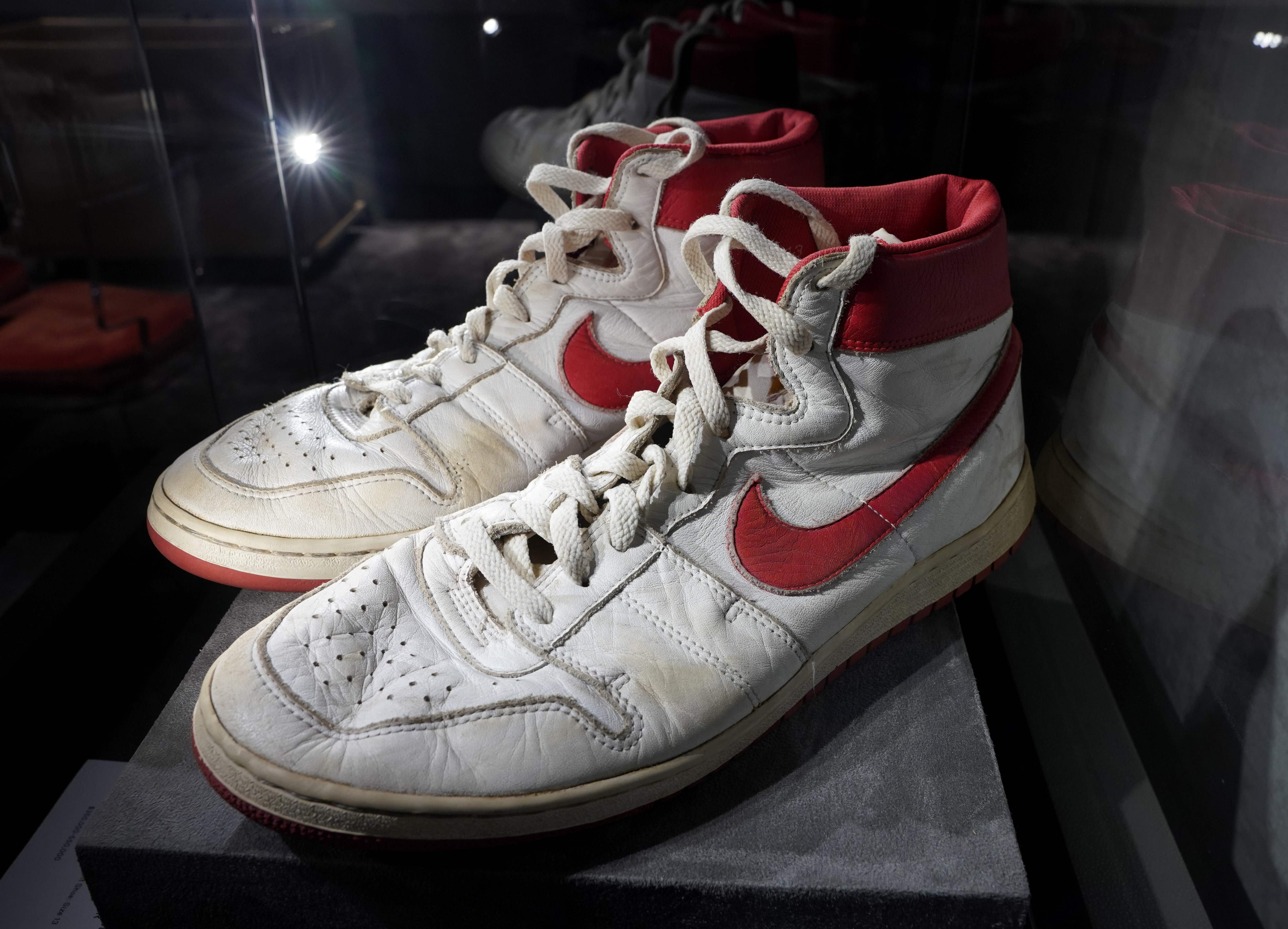 La folie Michael Jordan aux enchères : une paire de baskets vendue près de  1,5 million de dollars – Libération