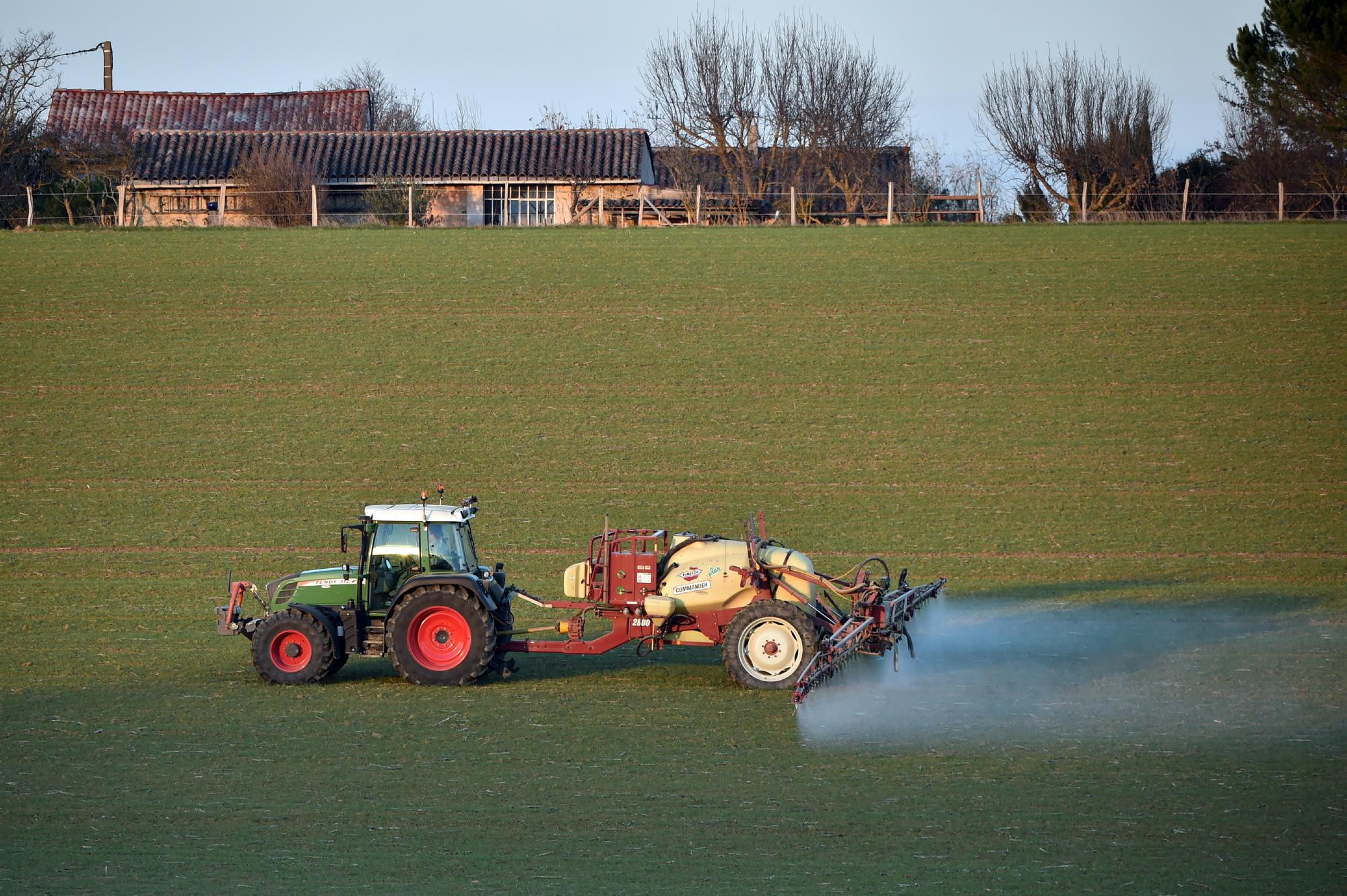 Distances Minimales Pour L Epandage Des Pesticides Le Gouvernement Organise Le Statu Quo Liberation