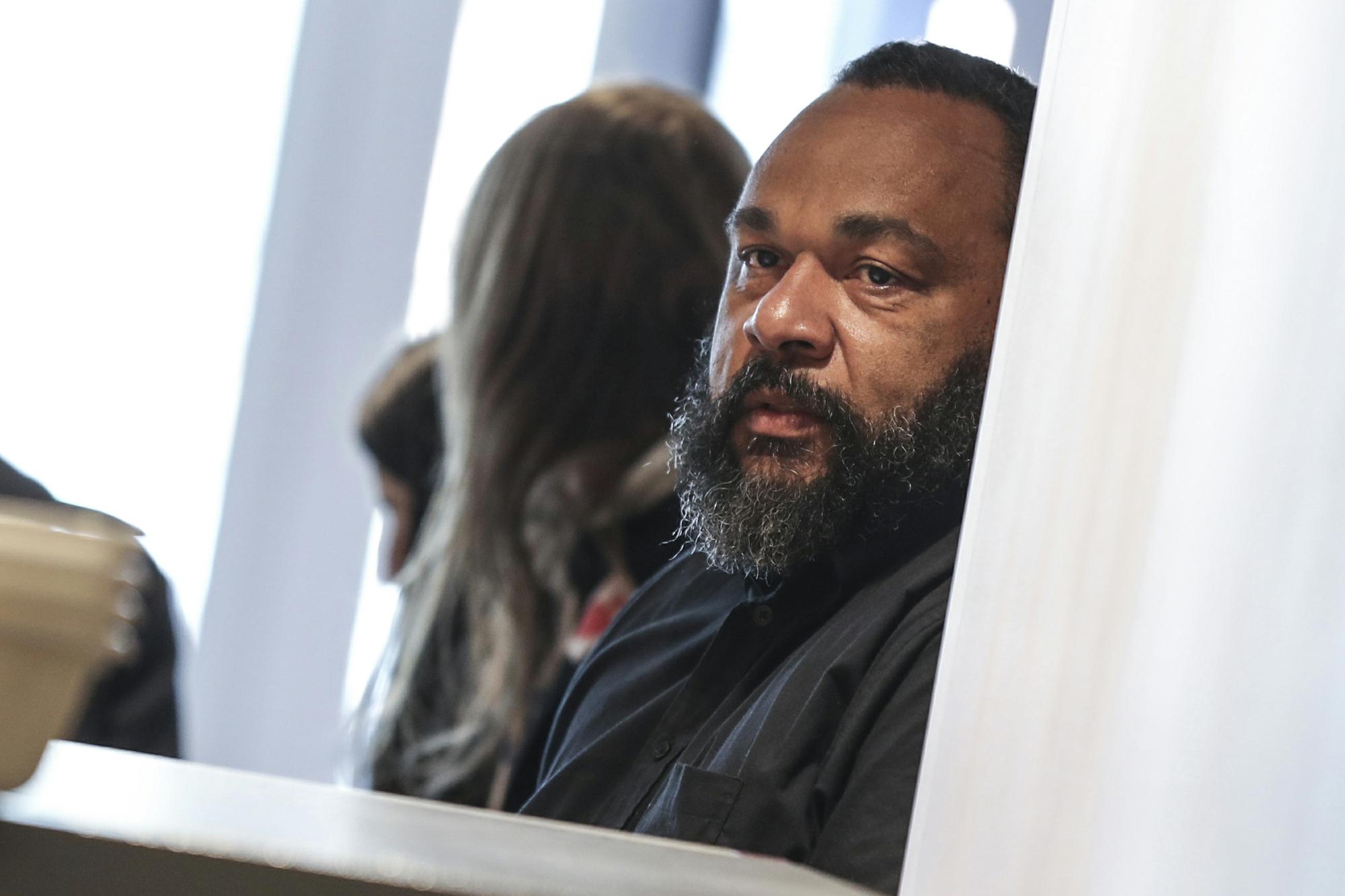 Dieudonne Fisc Dix-huit mois de prison ferme requis contre Dieudonné – Libération