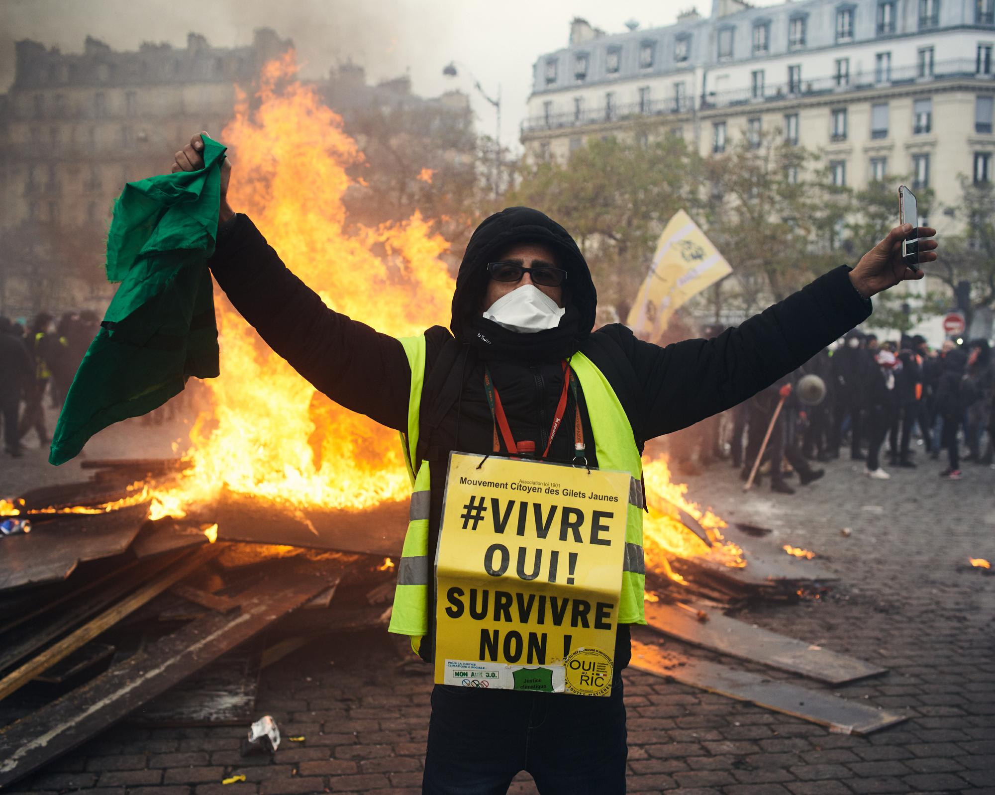 A Paris, l'anniversaire des gilets jaunes marqué par des violences –  Libération