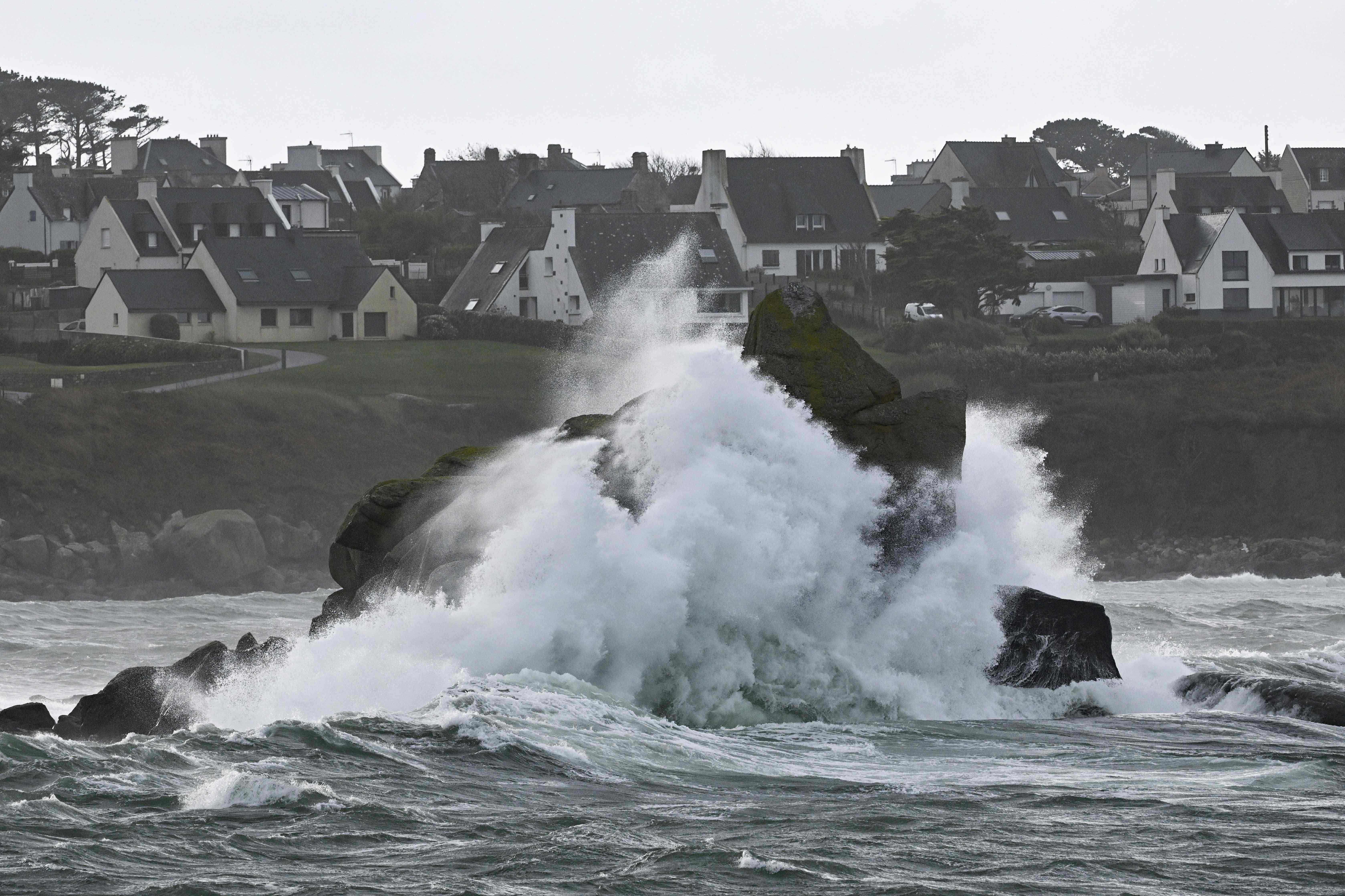 Actualités météo: Bilan de la tempête Ciaran : jusqu'à 207 km/h et gros  dégâts entre Bretagne et Manche 02/11/2023