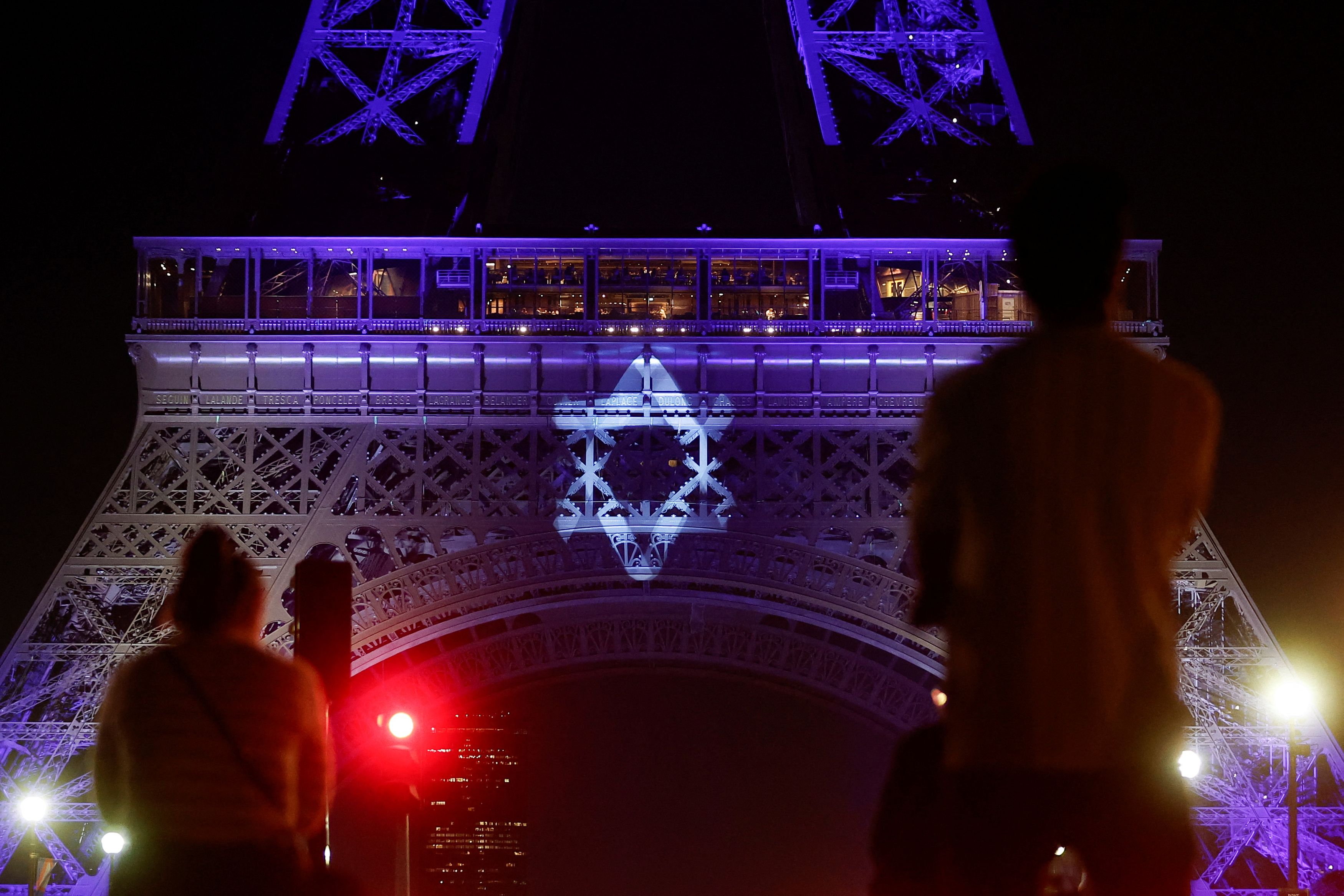 La tour Eiffel s'est illuminée aux couleurs d'Israël - Le Parisien