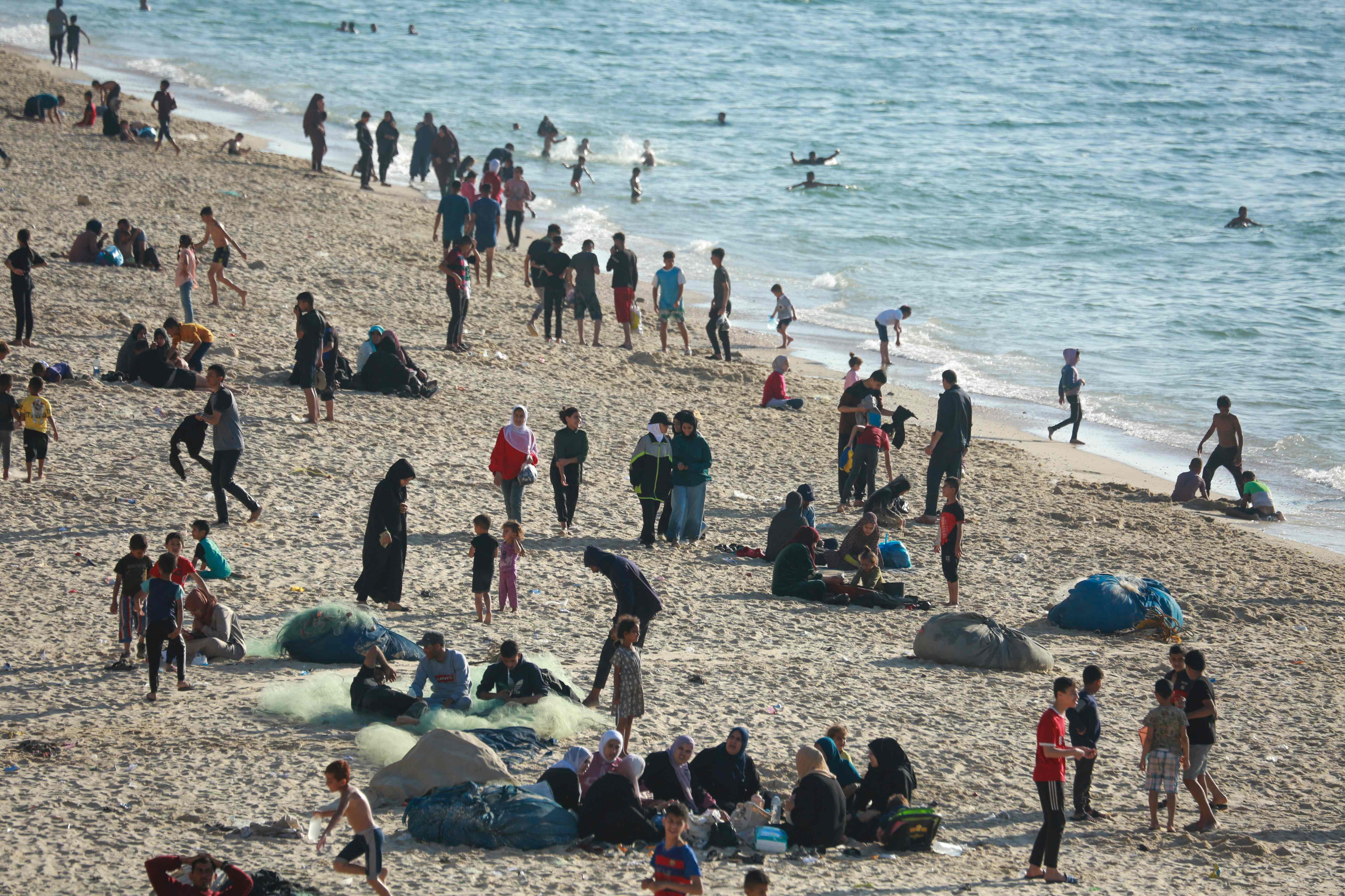 Que nous disent ces images de réfugiés sur les plages de Gaza ? – Libération