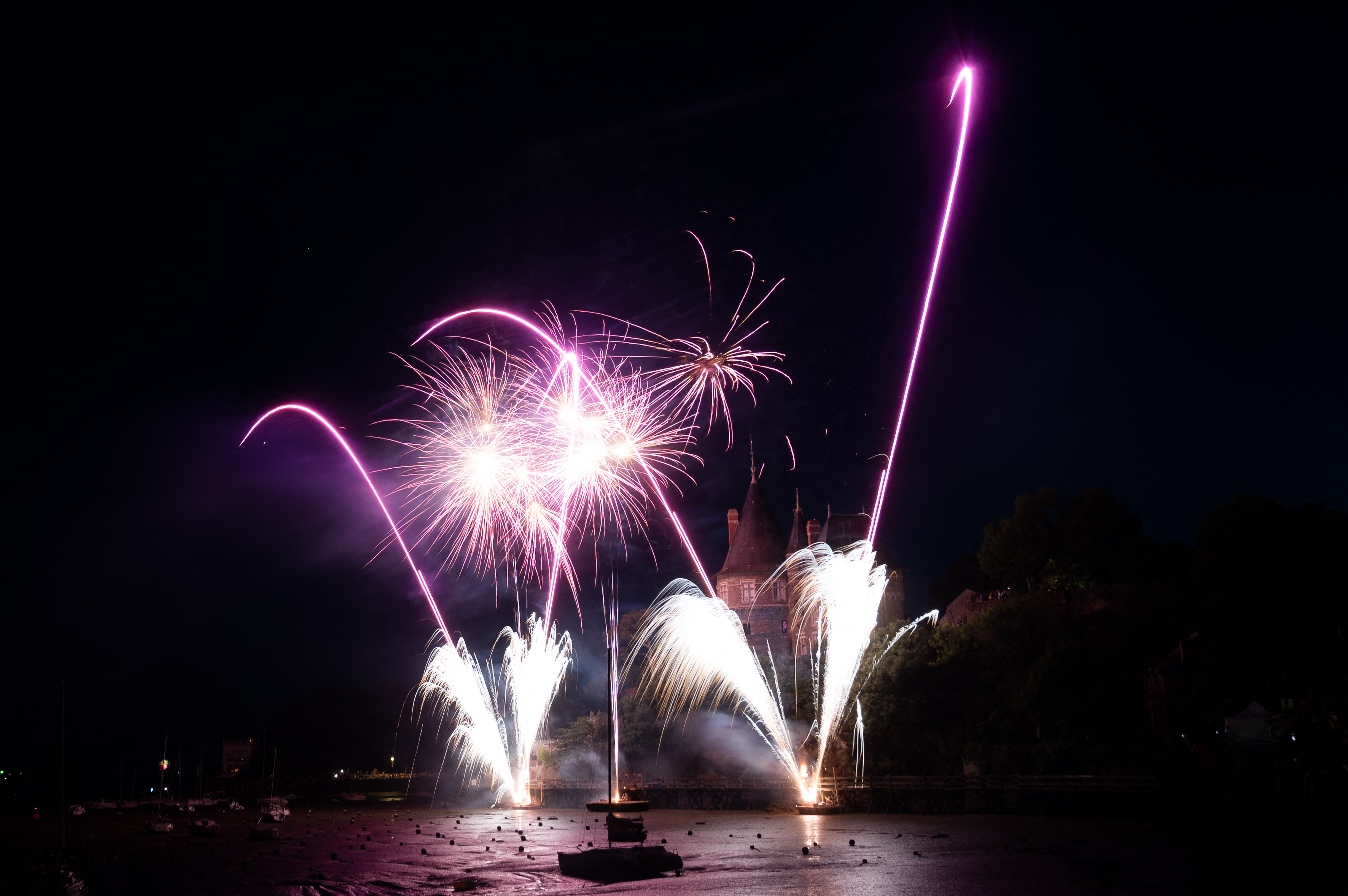 Feux D artifice 14 Juillet 2022 Maine Et Loire «C'est un drame épouvantable»: une jeune femme et son petit frère tués lors  du feu d'artifice du 14 Juillet – Libération