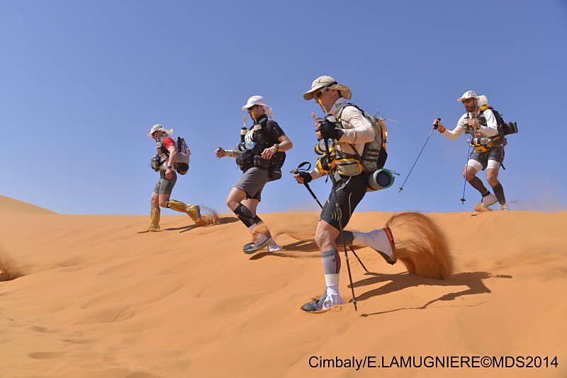 Marathon des Sables : voici ce qu'il y a dans le sac d'un coureur pour  cette course de 250 km en autonomie à travers le désert (VIDÉO) - La DH/Les  Sports+