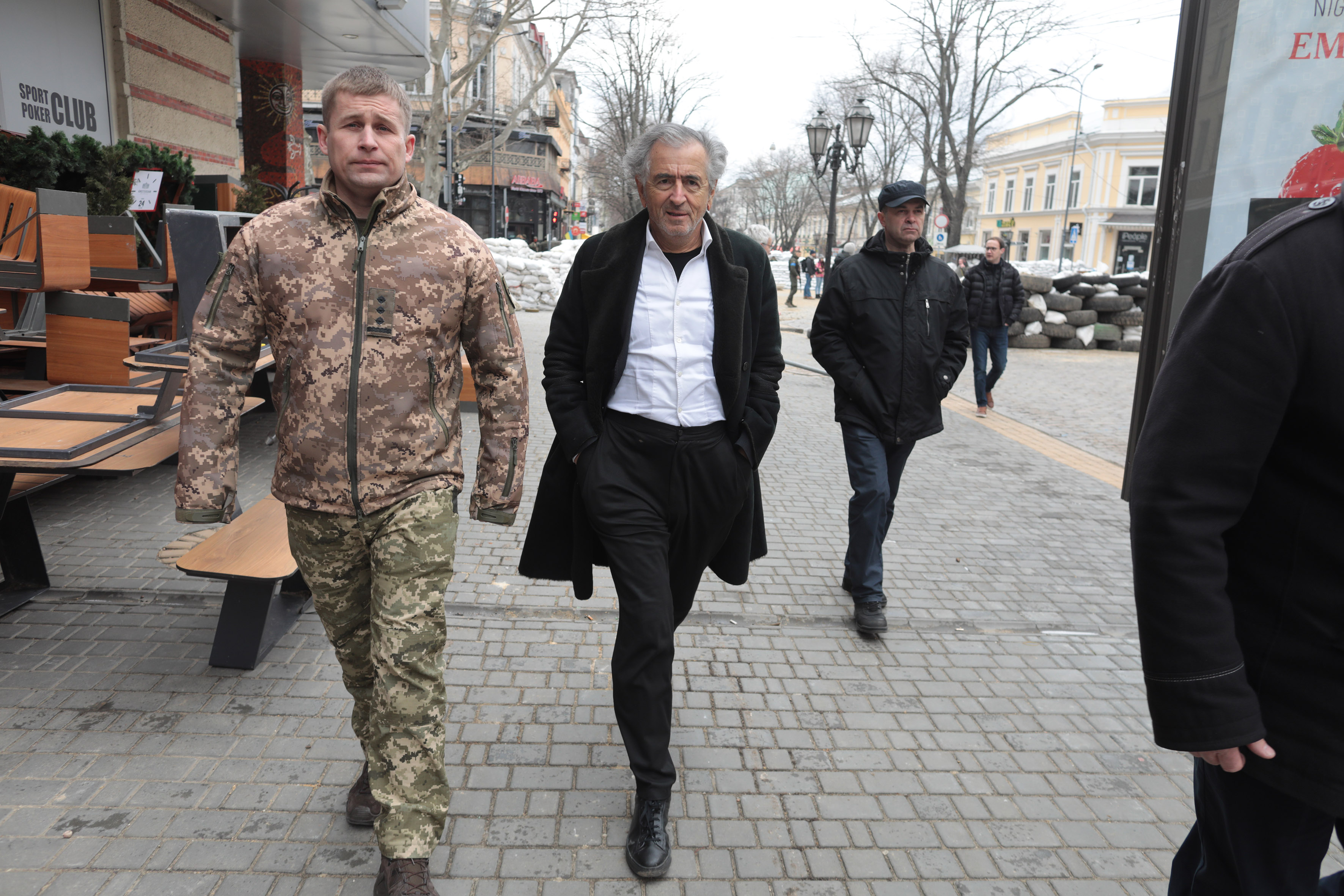Bernard-Henri Levy s'est-il affiché à Odessa avec un militaire néonazi? –  Libération