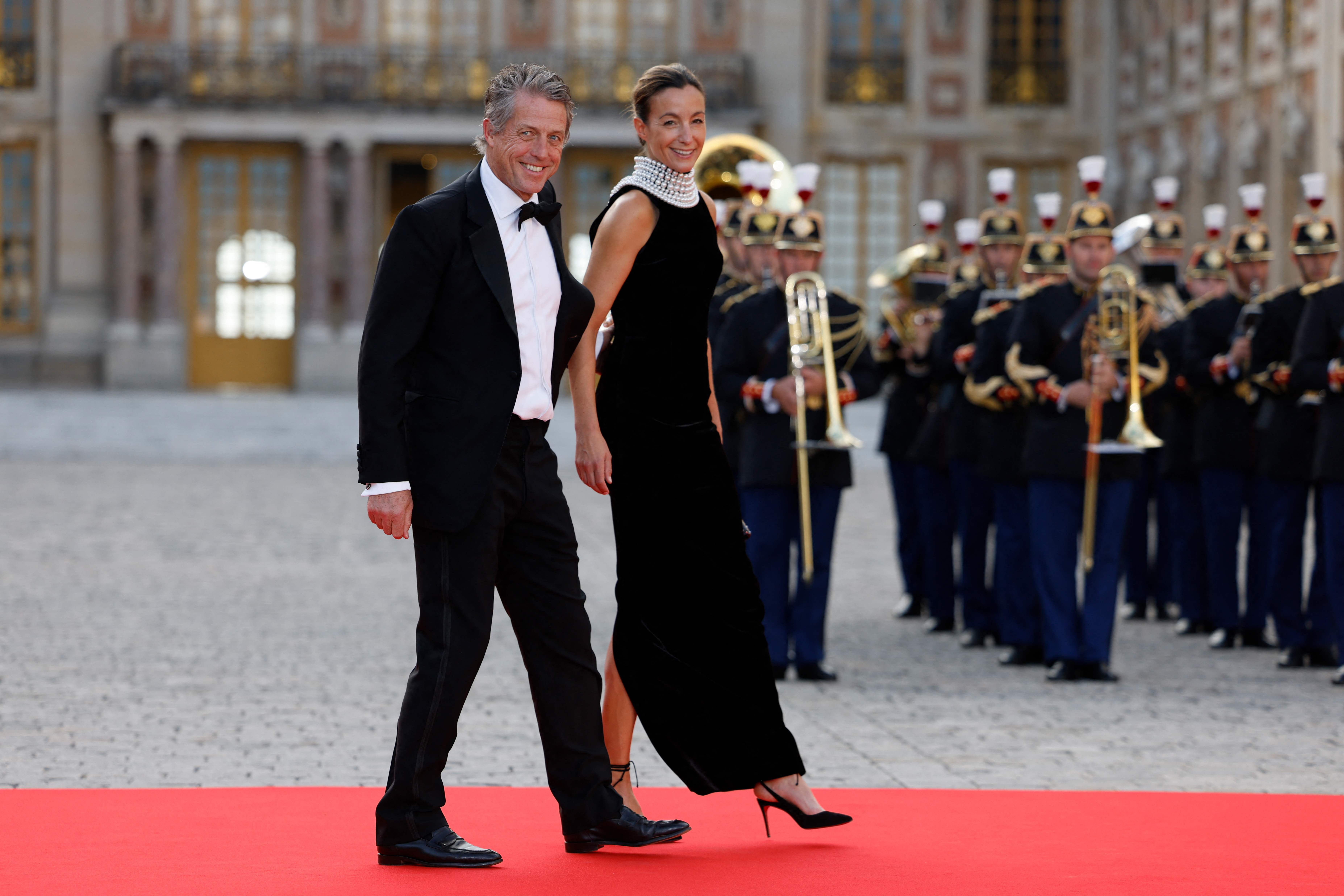 En images. Visite de Charles III : Hugh Grant, Bernard Arnault