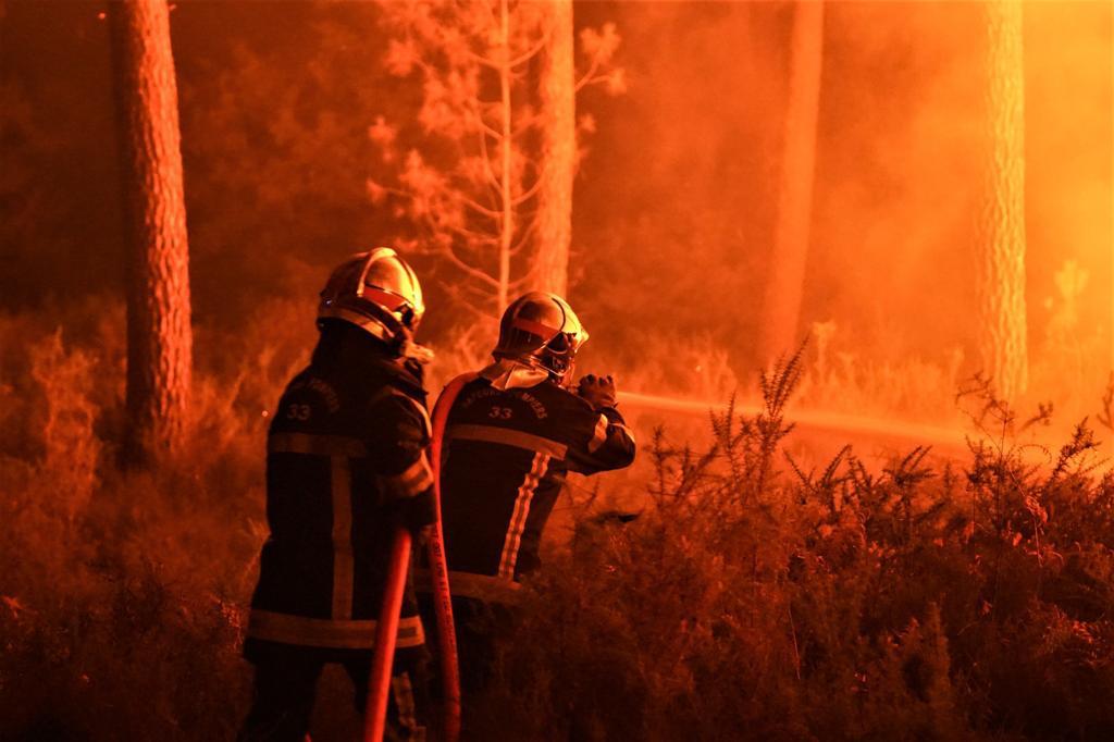 Pompier Adulte Moyen Se Sentant Déprimé Photo - Getty Images
