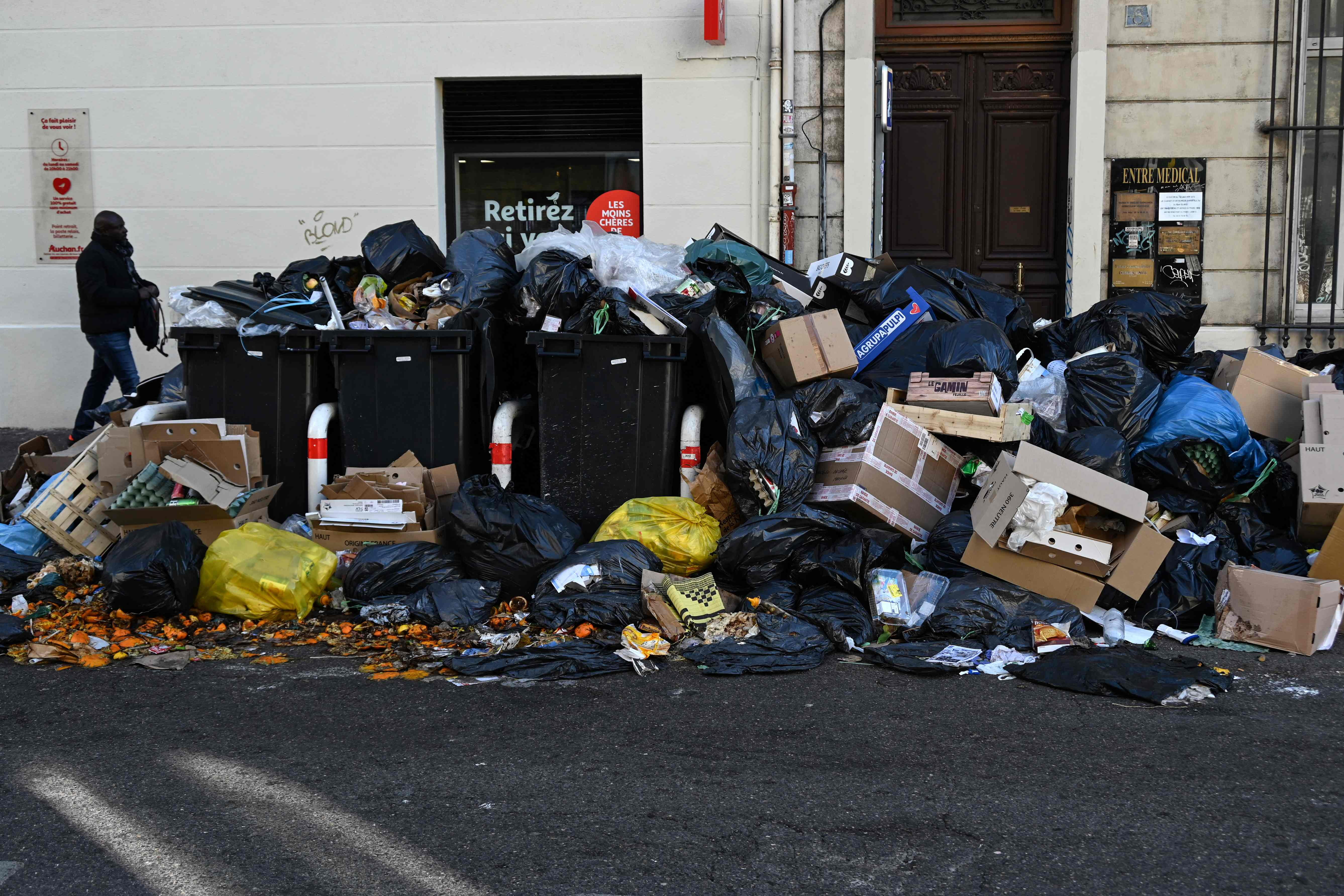 Les poubelles françaises sont toujours trop remplies, selon la Cour des  comptes – Libération