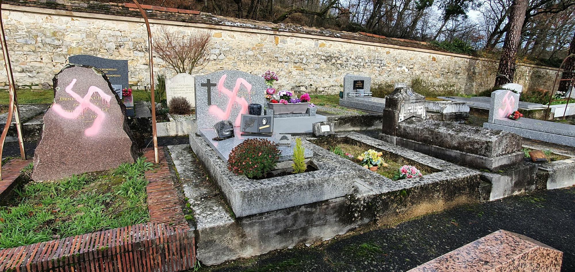 Rêver De Chercher Une Tombe Dans Un Cimetière Profaner une tombe, «c'est une façon de poursuivre un combat idéologique» –  Libération