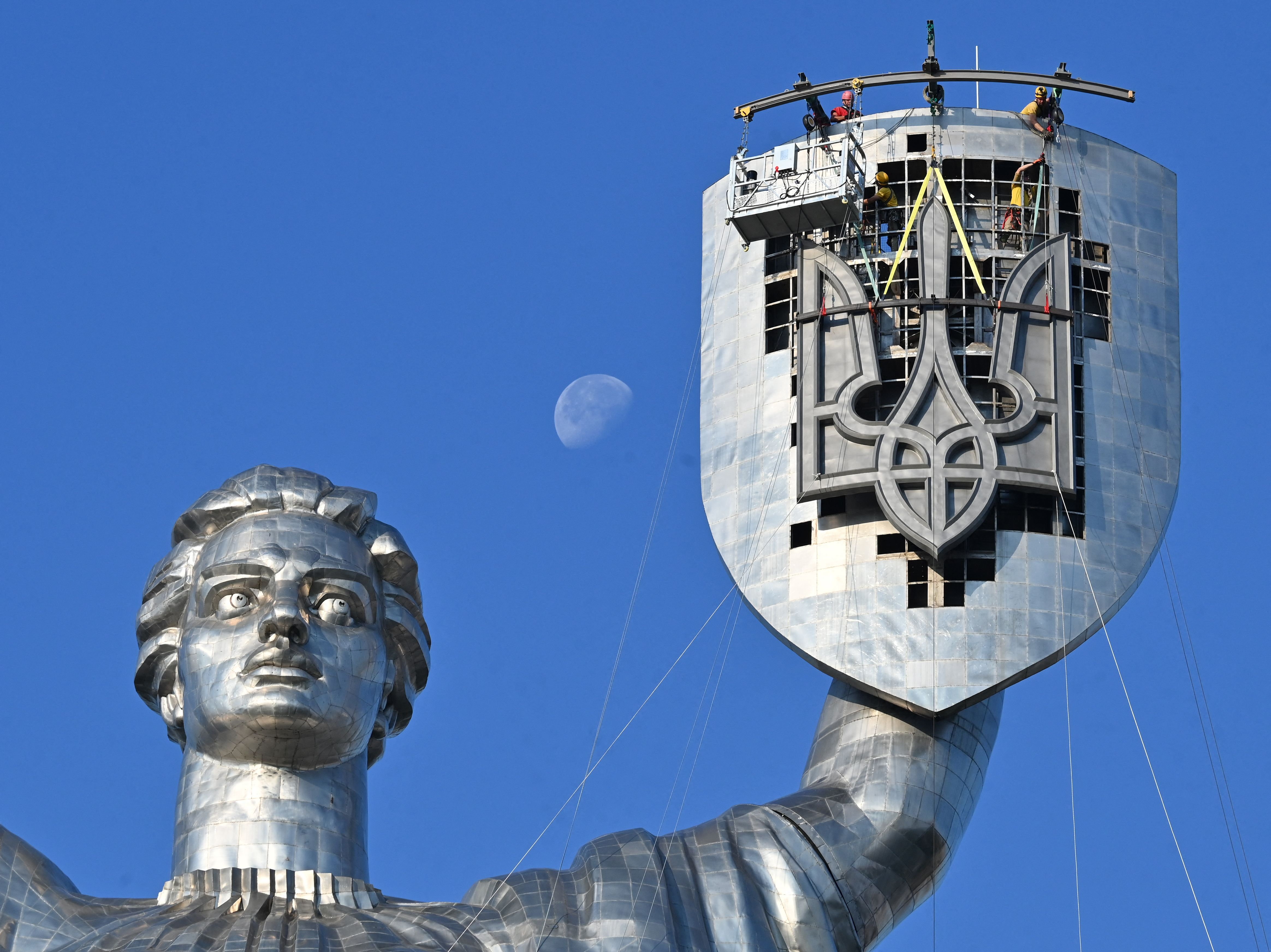 Monument soviétique dédié à l'amitié russo-ukrainienne sous l'Arc d