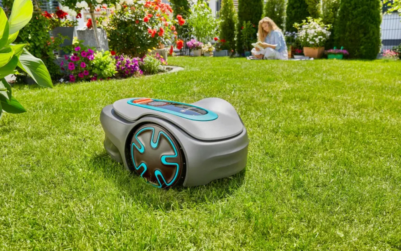 Les jardiniers apprécient cette tondeuse robot en promotion // Cdiscount