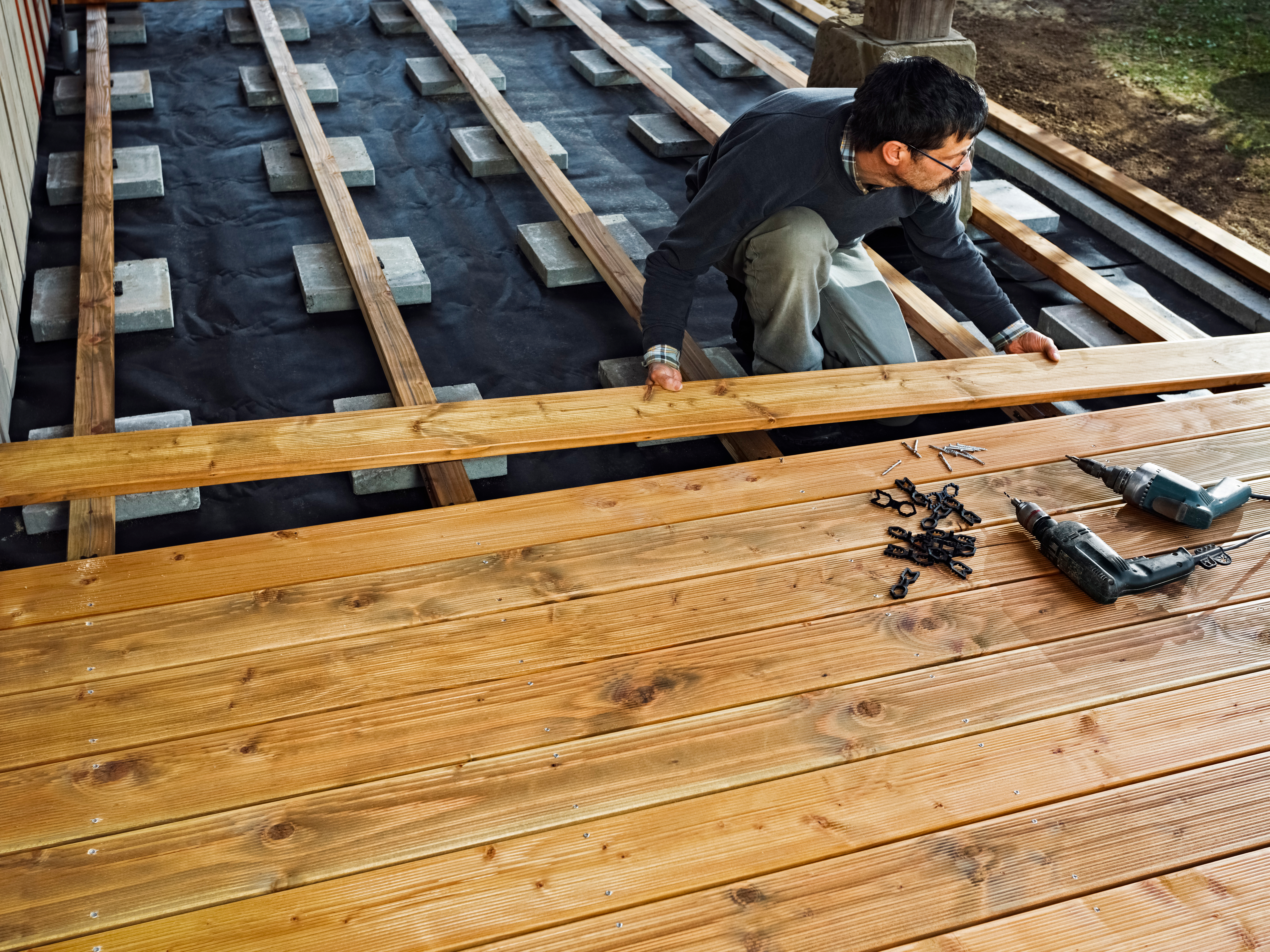 Les terrasses en bois présentent de nombreux avantages, notamment leur charme naturel, leur légèreté et leur capacité à s’intégrer harmonieusement dans tous types d’environnement. Copyright (c) 2019 Ingo Bartussek/Shutterstock.