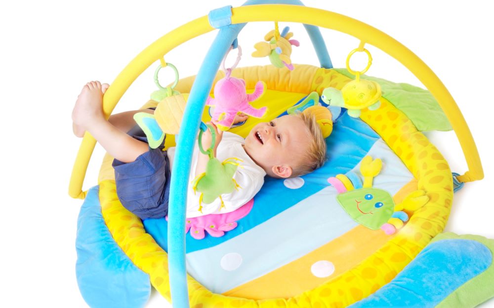 Comment stimuler la motricité de votre bébé avec un tapis d'éveil