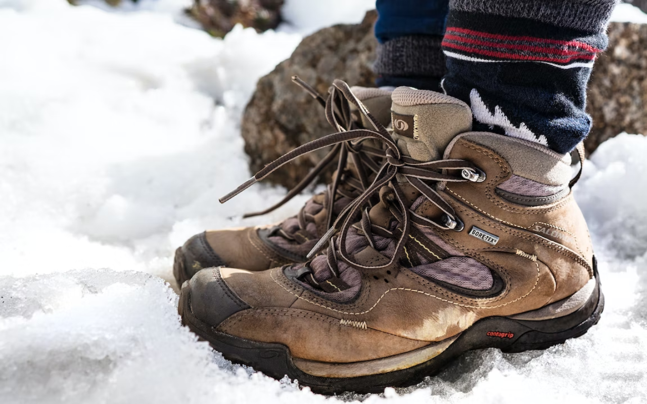Запах зимней обуви. Заснеженные ботинки. Снежные ботинки мужские. Ботинки Мендл зимние. Обувь Следопыт зимняя.