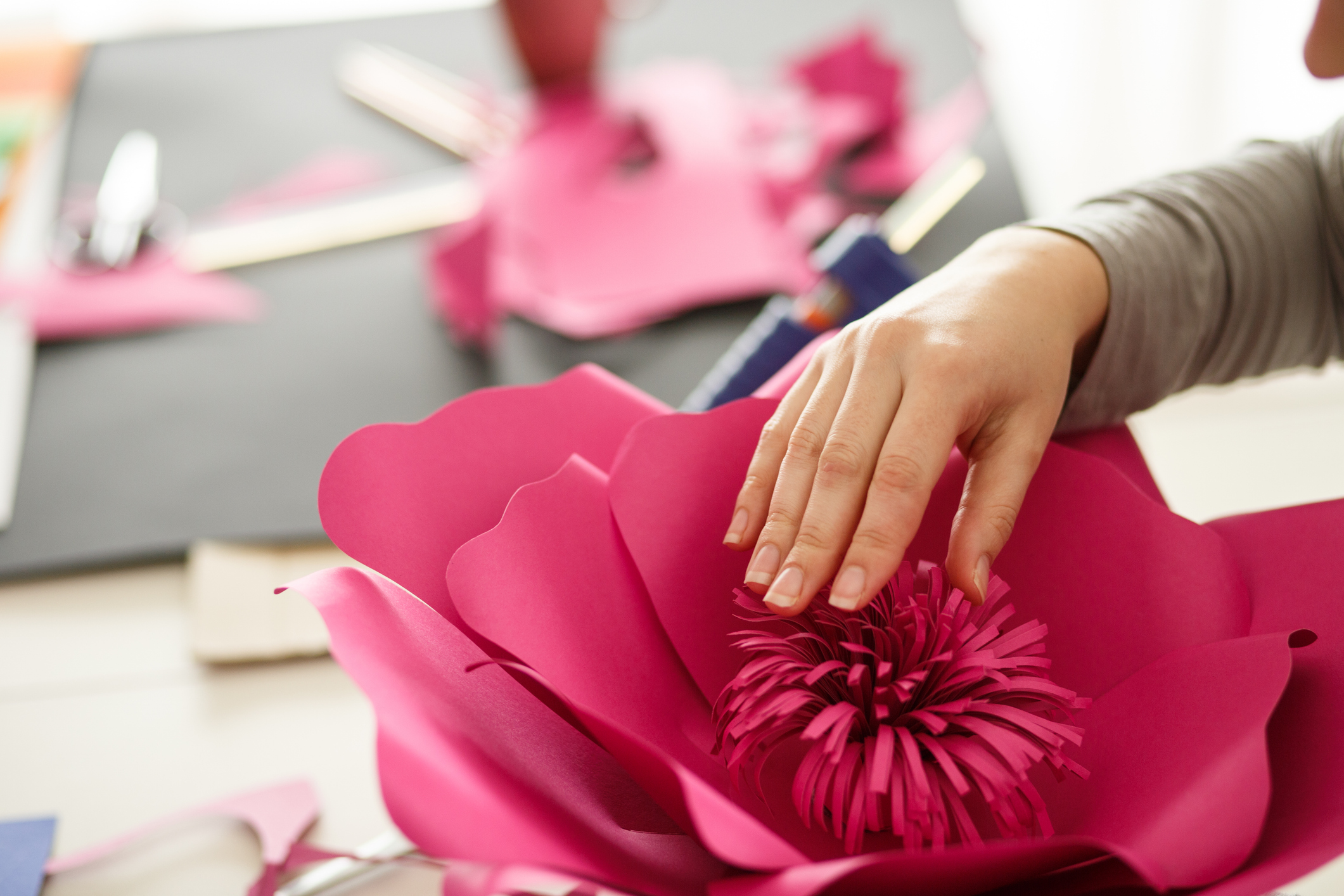 La fabrication de fleurs en papier géantes se distingue par son originalité et son esthétique étonnante (image d'illustration). Copyright (c) Fotostorm/Istock.