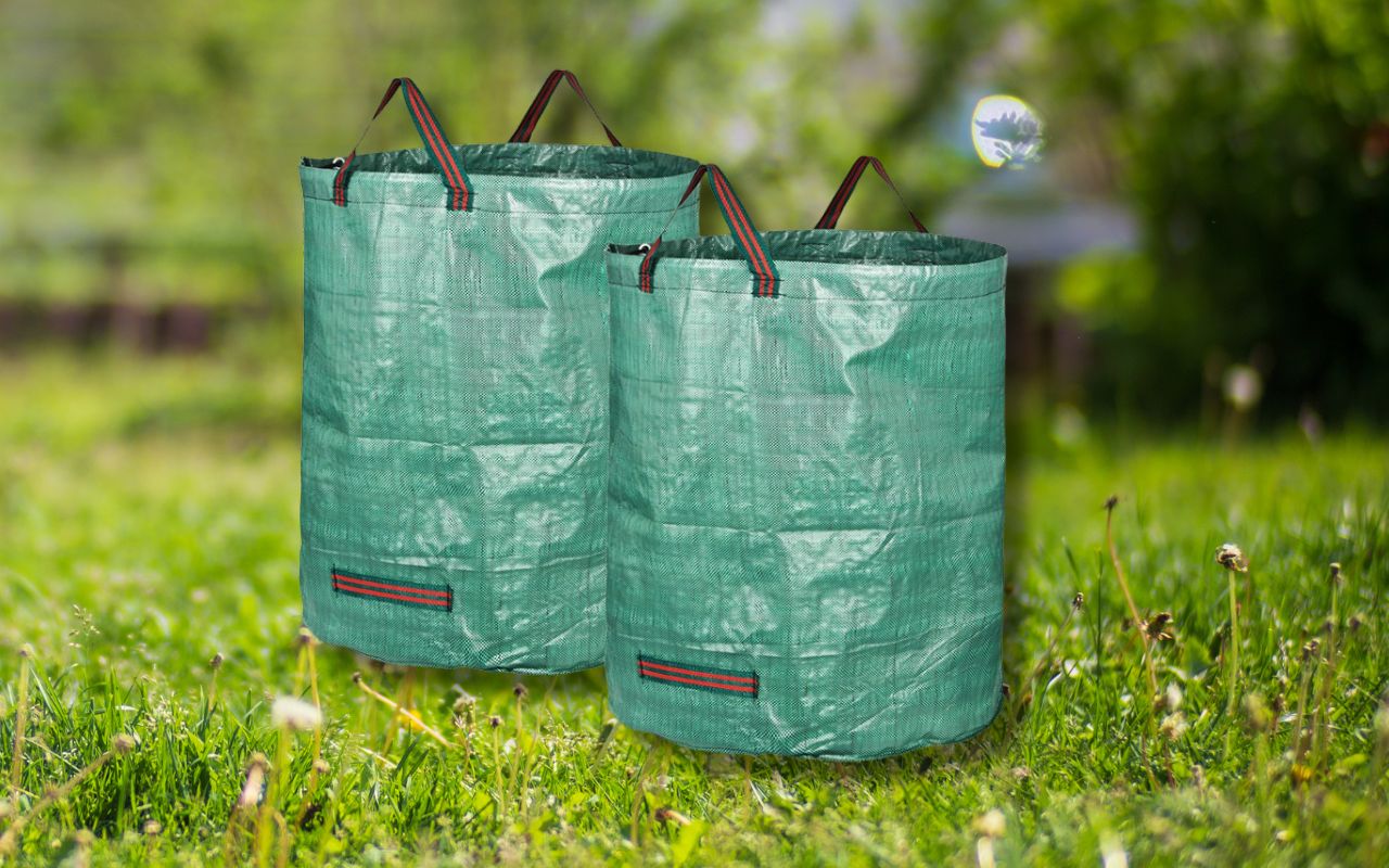 Idéal pour les déchets de jardin, ces 2 sacs indéchirables sont à moins de 20 euros  // Amazon, Getty Images