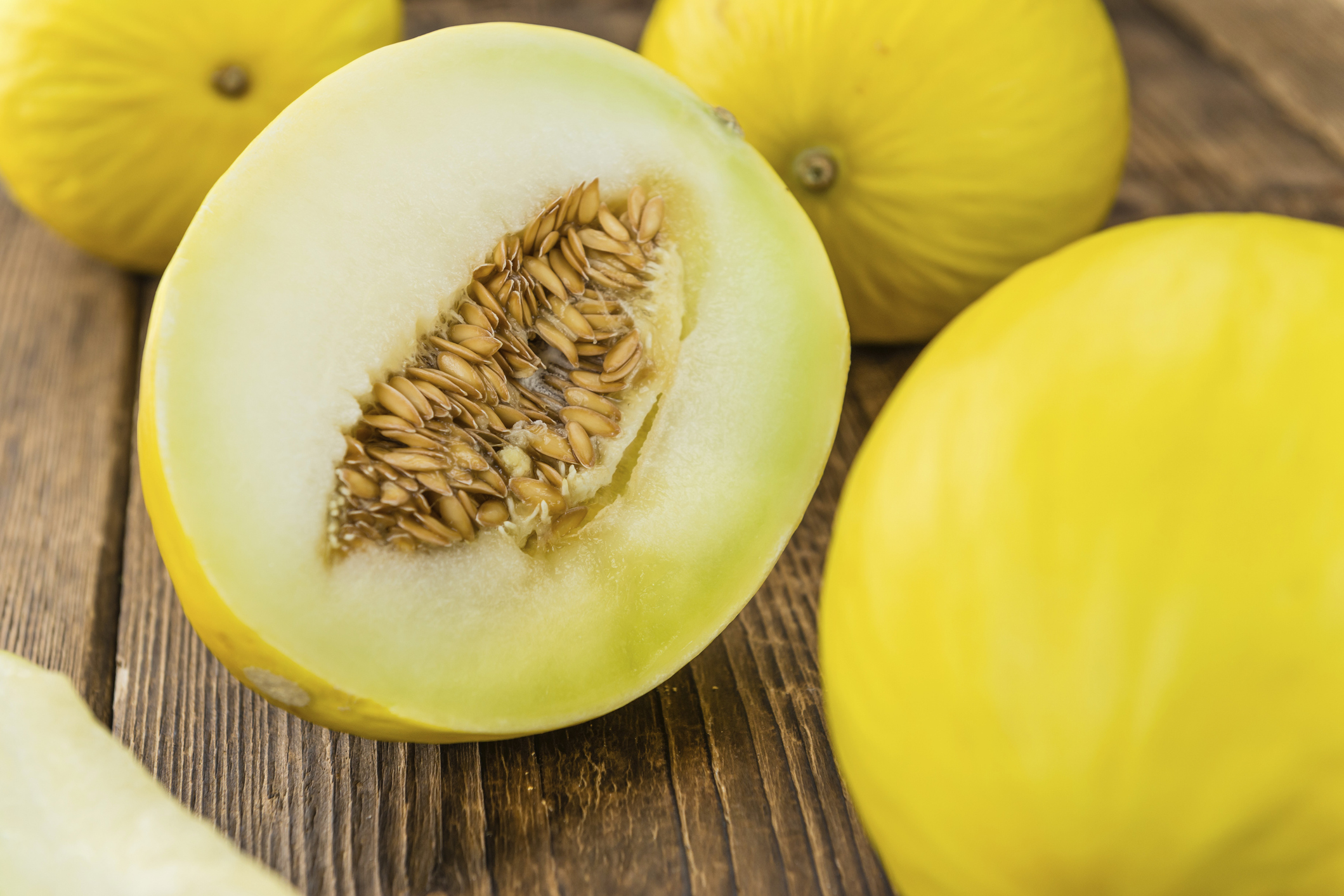 Le melon jaune est une variété de Cucumis Melo qui se distingue par sa forme ovale, sa peau jaune cireuse et sa chair blanche. Copyright (c) imageBROKER/Christoph Schöne/ Istock