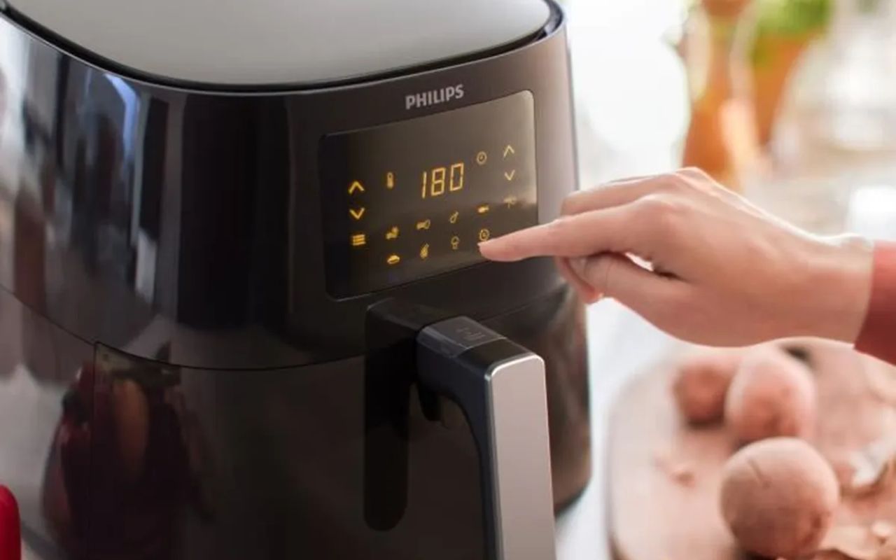 La célèbre friteuse sans huile de Philips passe sous la barre des 140 euros
