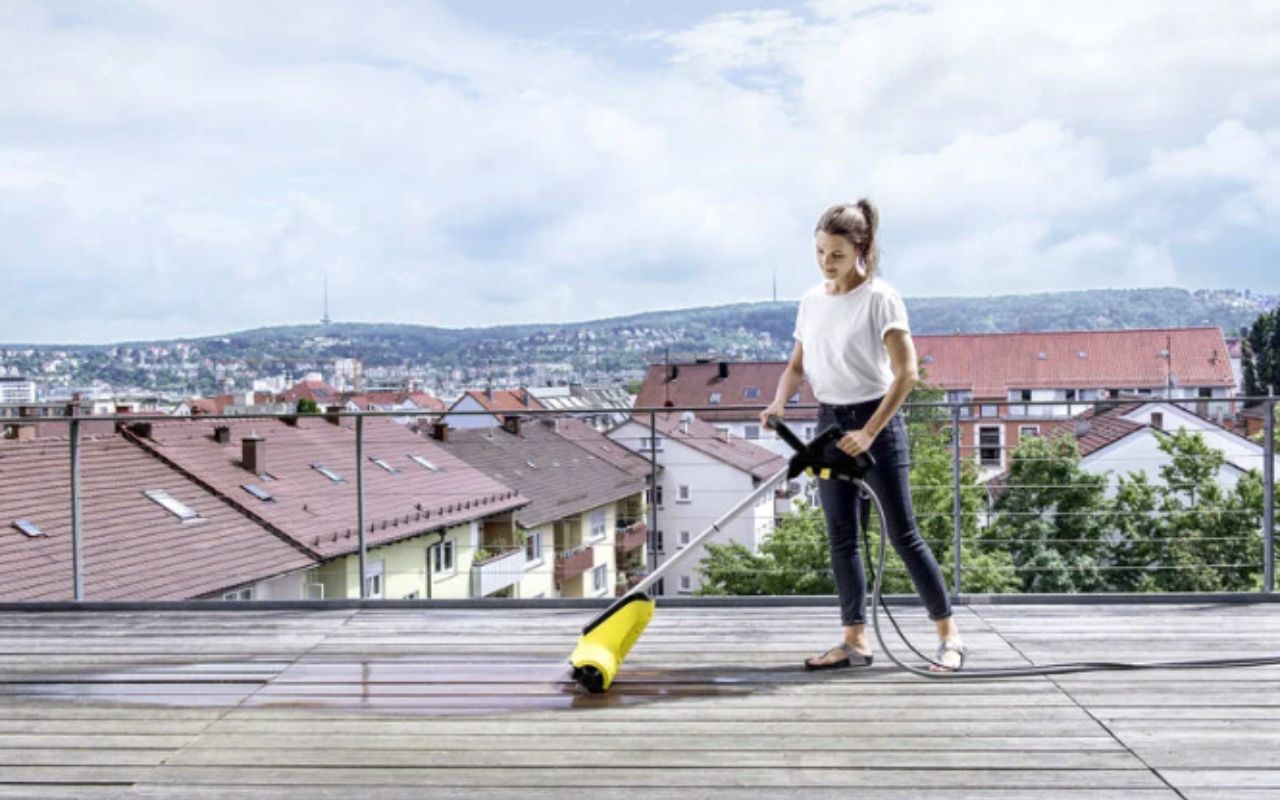 Prendre soin de votre terrasse n’aura jamais été aussi simple qu’avec ce nettoyeur Karcher à prix fracassé // ManoMano