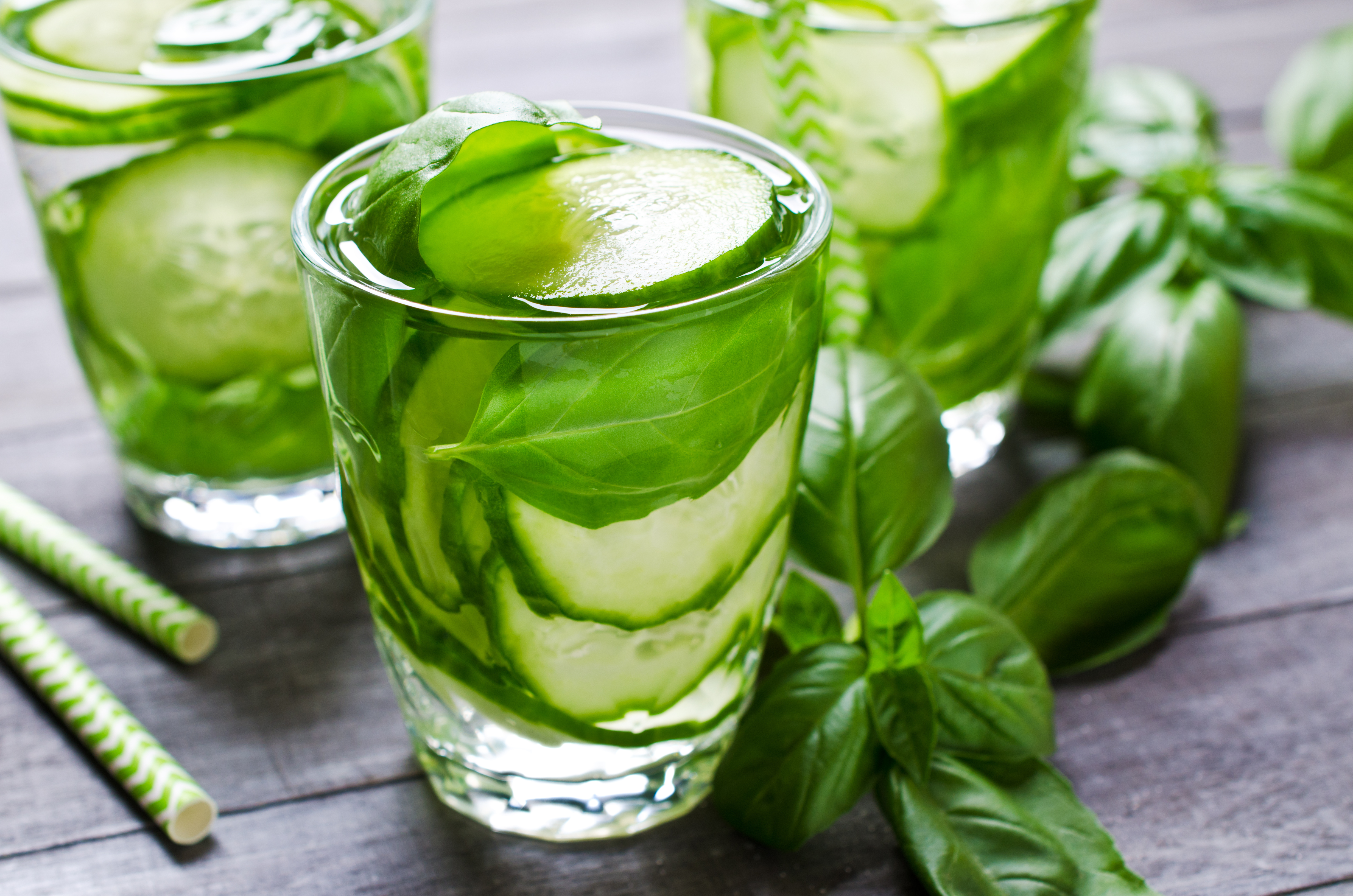 Le sirop de concombre et basilic est la solution parfaite pour apporter une touche originale et savoureuse à vos boissons d'été ! Copyright (c) zia_shusha/Istock.