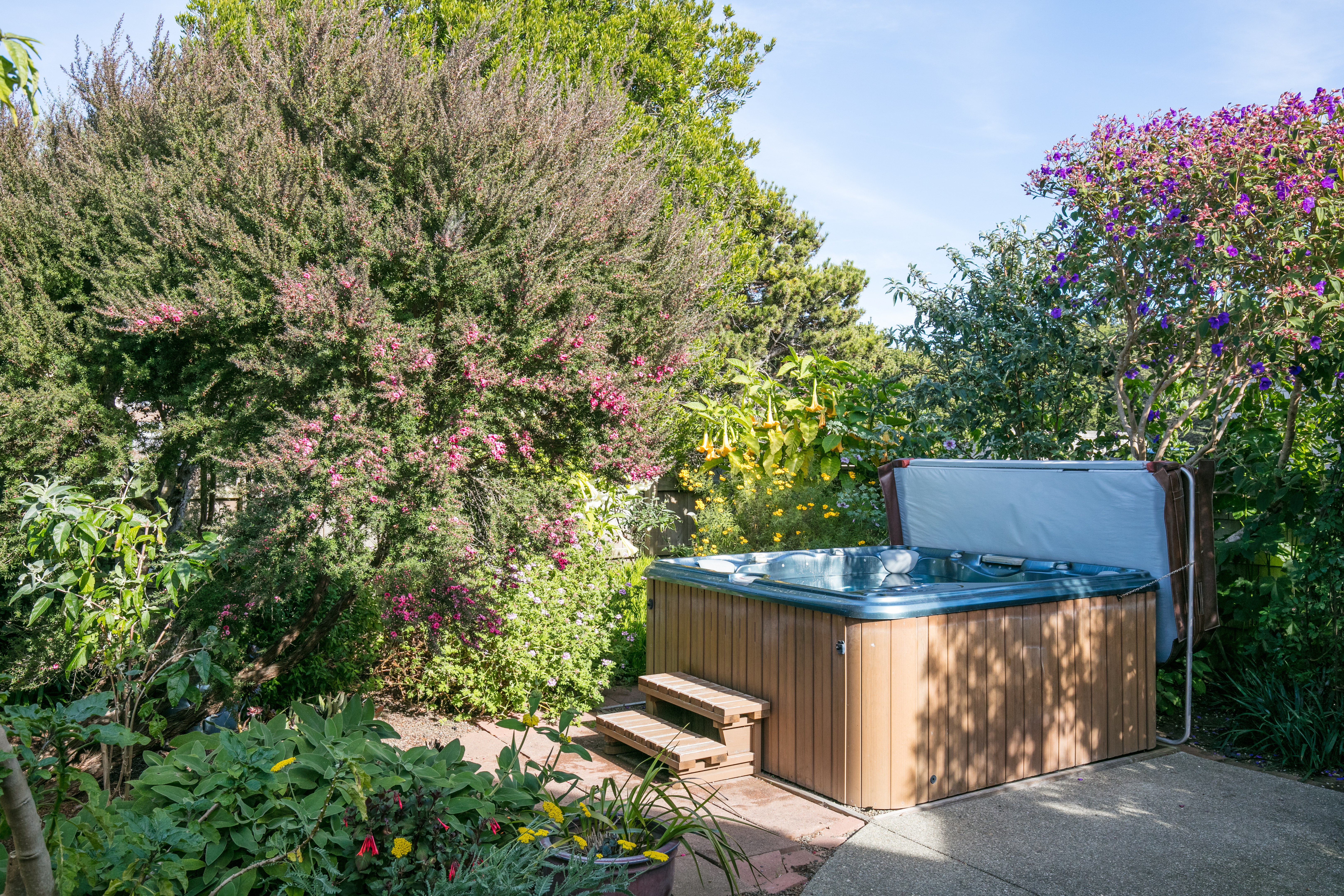 Avant de pouvoir profiter des bulles et des jets, vérifiez que votre jacuzzi répond aux règles du PLU mais aussi aux normes de sécurité des piscines et bassins privatifs. Copyright (c) Bill Oxford/Istock.