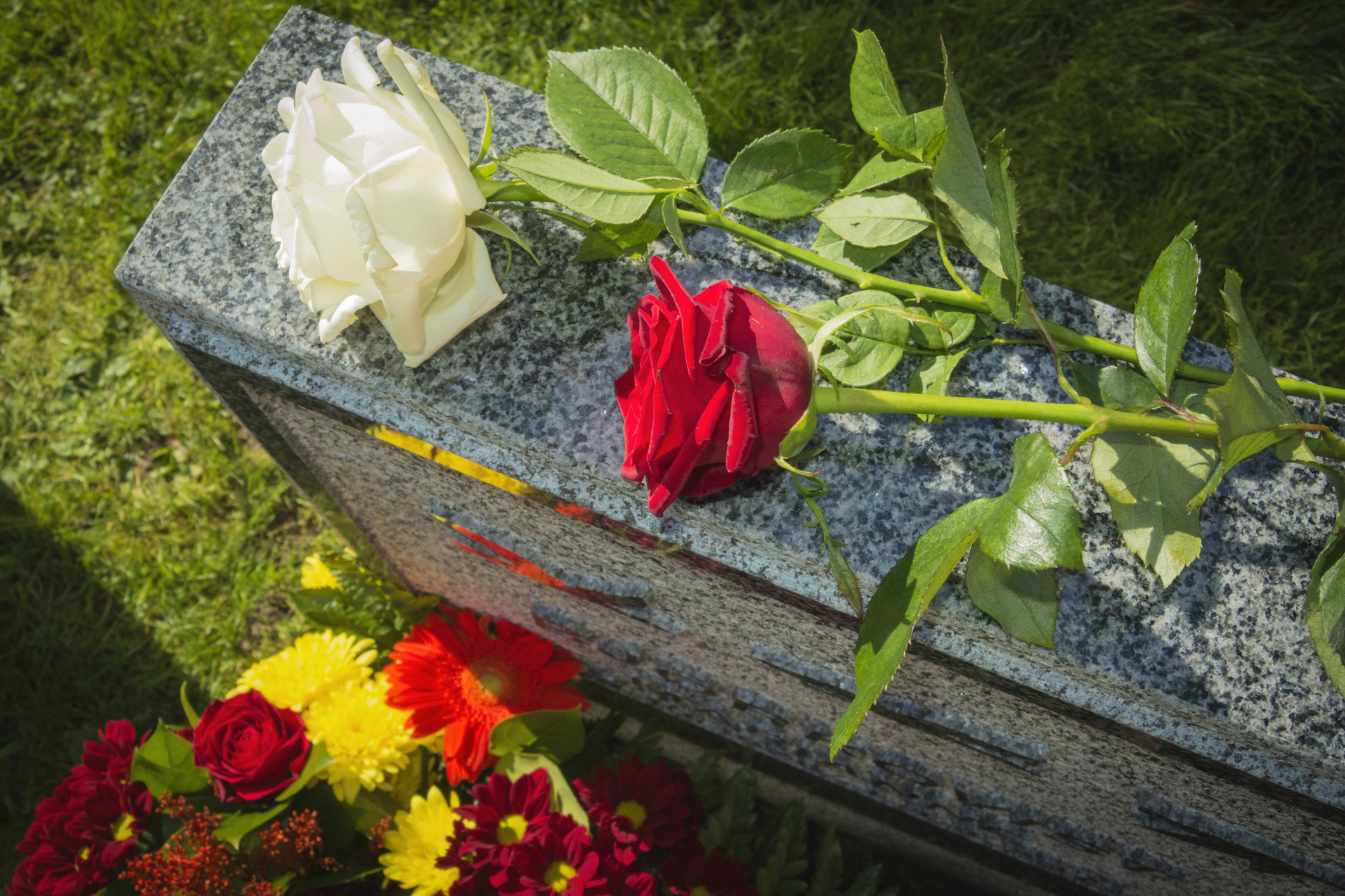 Pour enterrer une urne funéraire dans son jardin, il faut obtenir une autorisation du préfet du département concerné. Copyright  (c) Jan Håkan Dahlström/Istock.