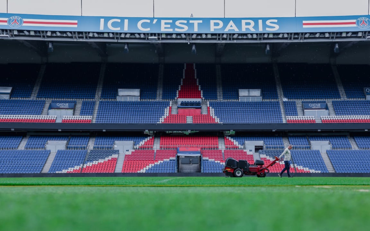Drapeau PSG ICI C'EST PARIS – Officiel 100% Polyester, 90x140 Cm – Collection Paris Saint-Germain