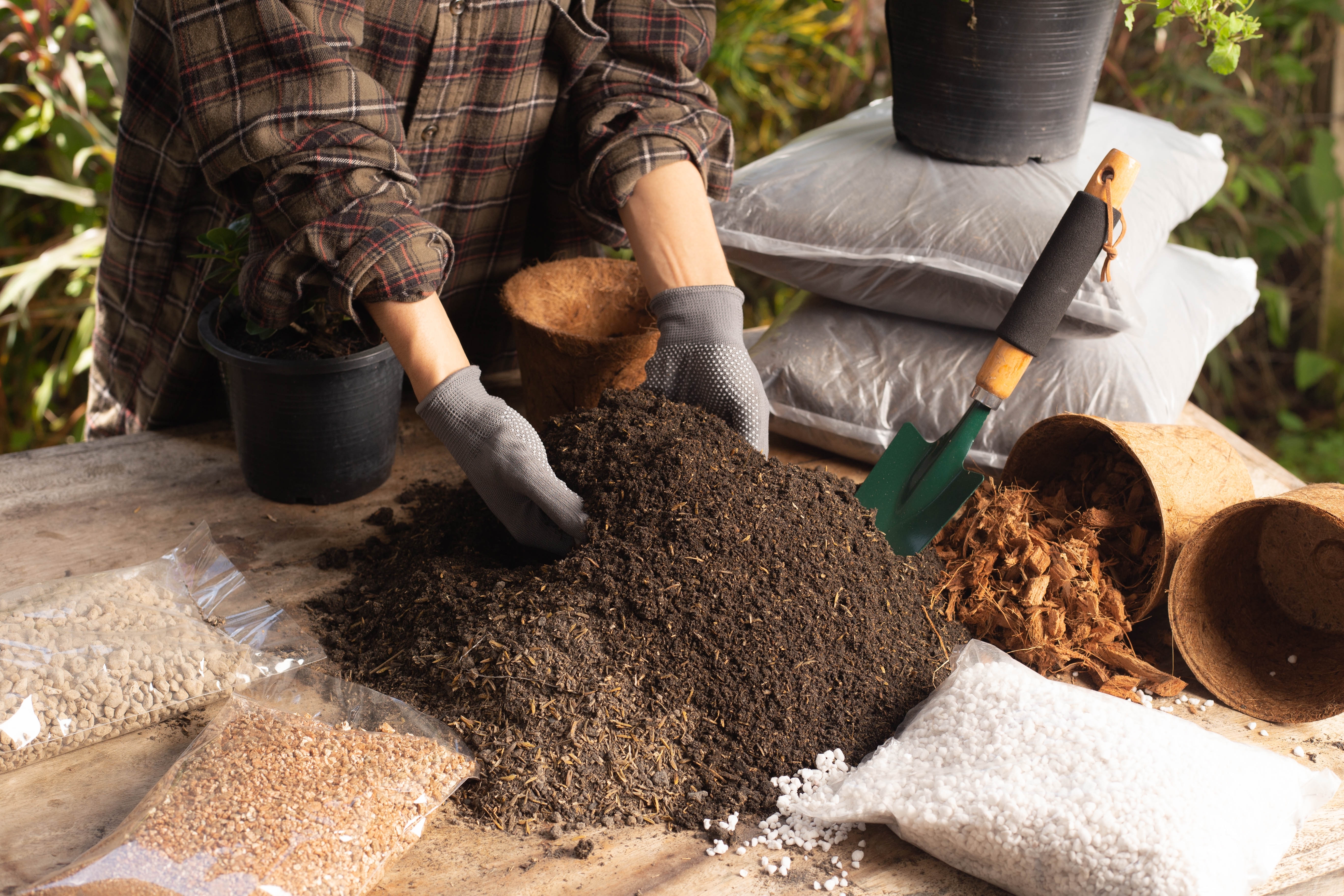 Le jardinage nécessite souvent l’achat de terreau, mais une fois le sac vide, que faire ? Plutôt que de le jeter, savez-vous qu’il peut devenir un outil très utile dans votre jardin ? Copyright (c) 2022 Parkin Srihawong/Shutterstock.