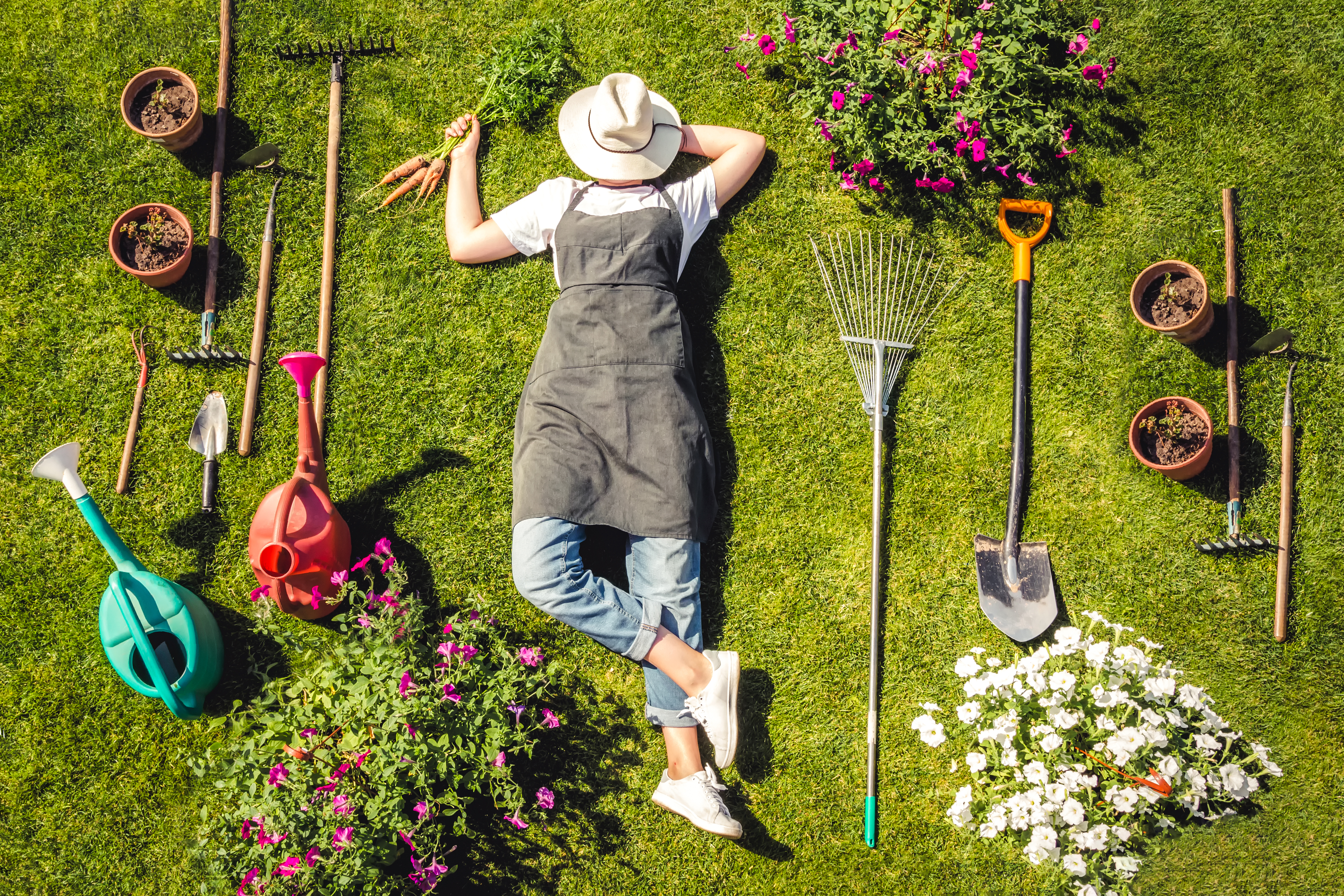 Jardiner peut rapidement devenir une activité coûteuse, surtout quand on prend en compte les outils, les plantes ou encore, l’amendement du sol. Copyright (c) 2020 Shyntartanya/Shutterstock.