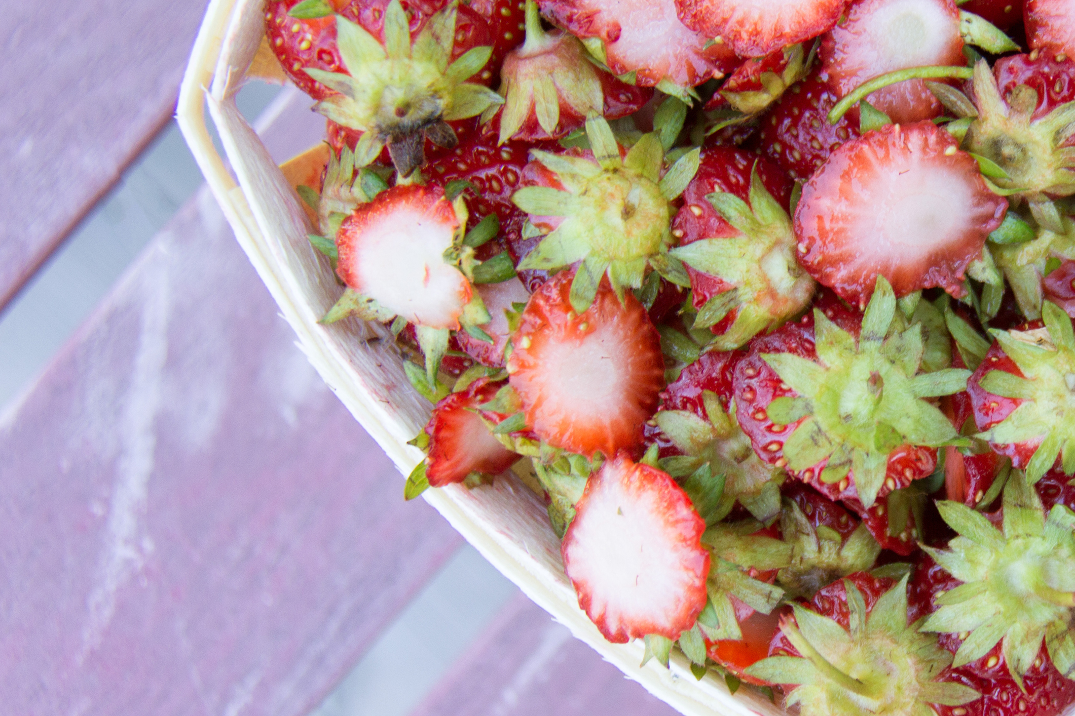 Ne jetez plus les têtes de fraises après les avoir dégustées ! Copyright (c) Sonia Hache/Istock.