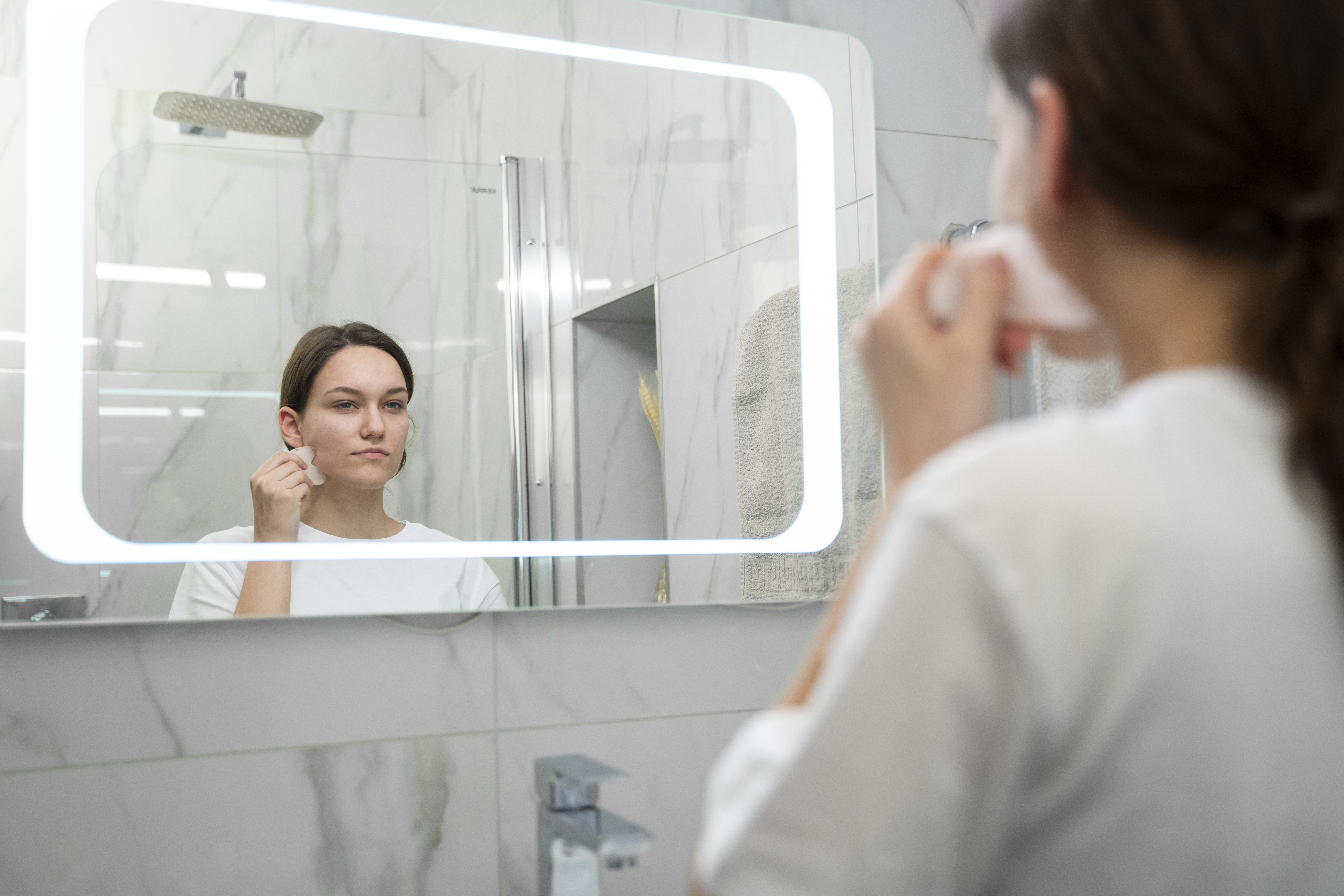 WEILY Miroir de Maquillage avec Éclairage LED et Écran Tactile, Grossissement 1X/2X/3X, Rotation Réglable à 180 °, Miroir de Comptoir à Piles et Alimenté par USB (Blanc