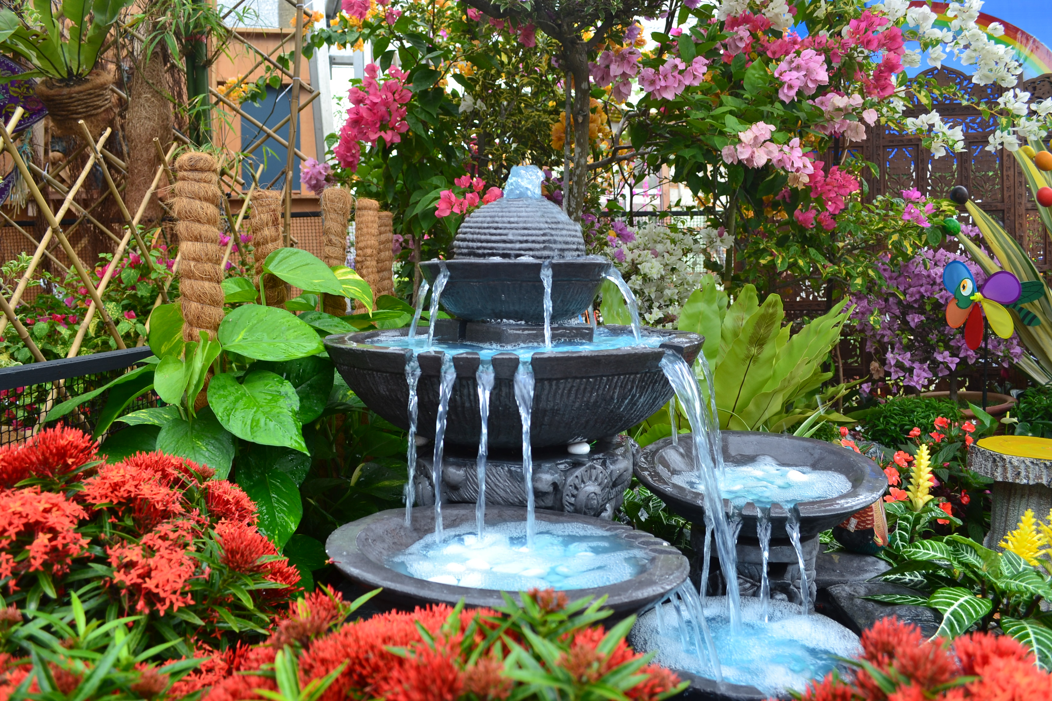 Les fontaines de jardin se déclinent dans des styles, matériaux et modes de fonctionnement divers. Copyright (c) 2018 Anis Mardhiah/Shutterstock.