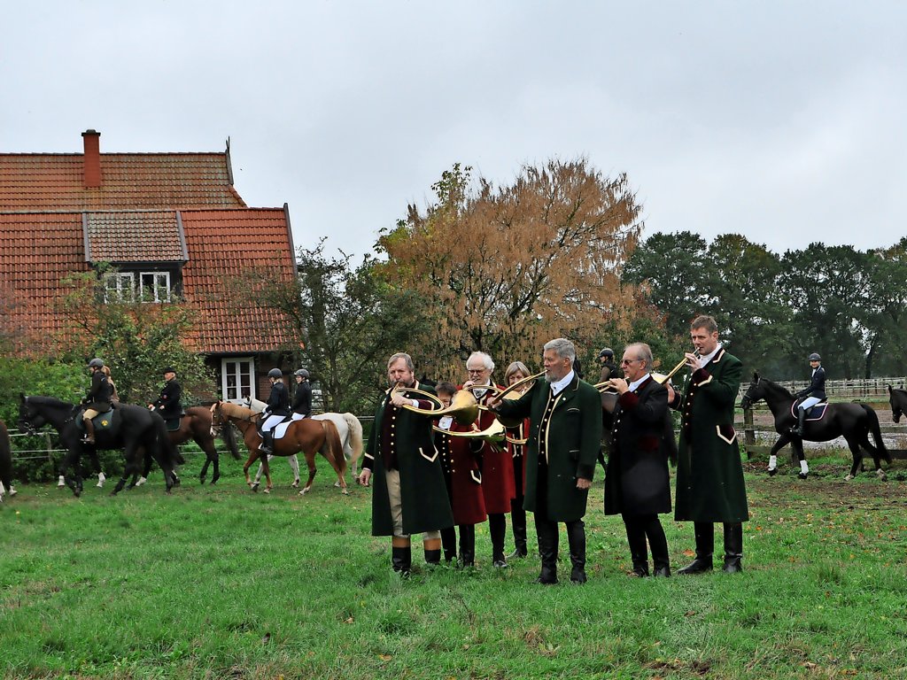 Wedemark: Master Camill Freiherr von Dungern begleitet mit der  Niedersachsenmeute die Hagd in Meitze