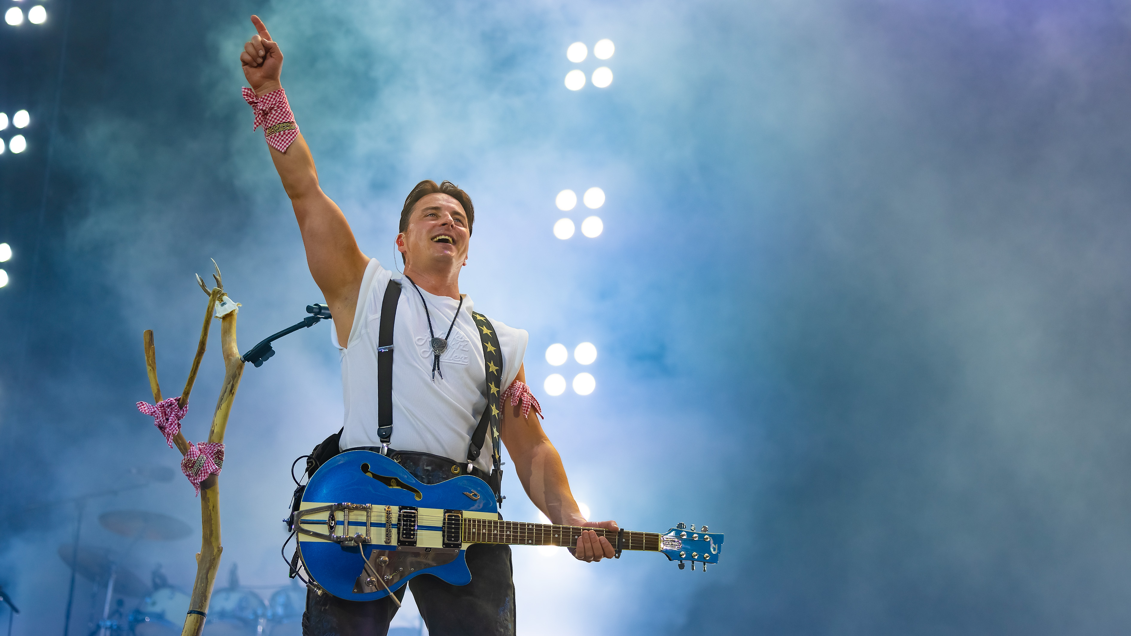 Andreas Gabalier in Dresden: Volks-Rock'n'Roll bei Hitze-Show im  Rudolf-Harbig-Stadion