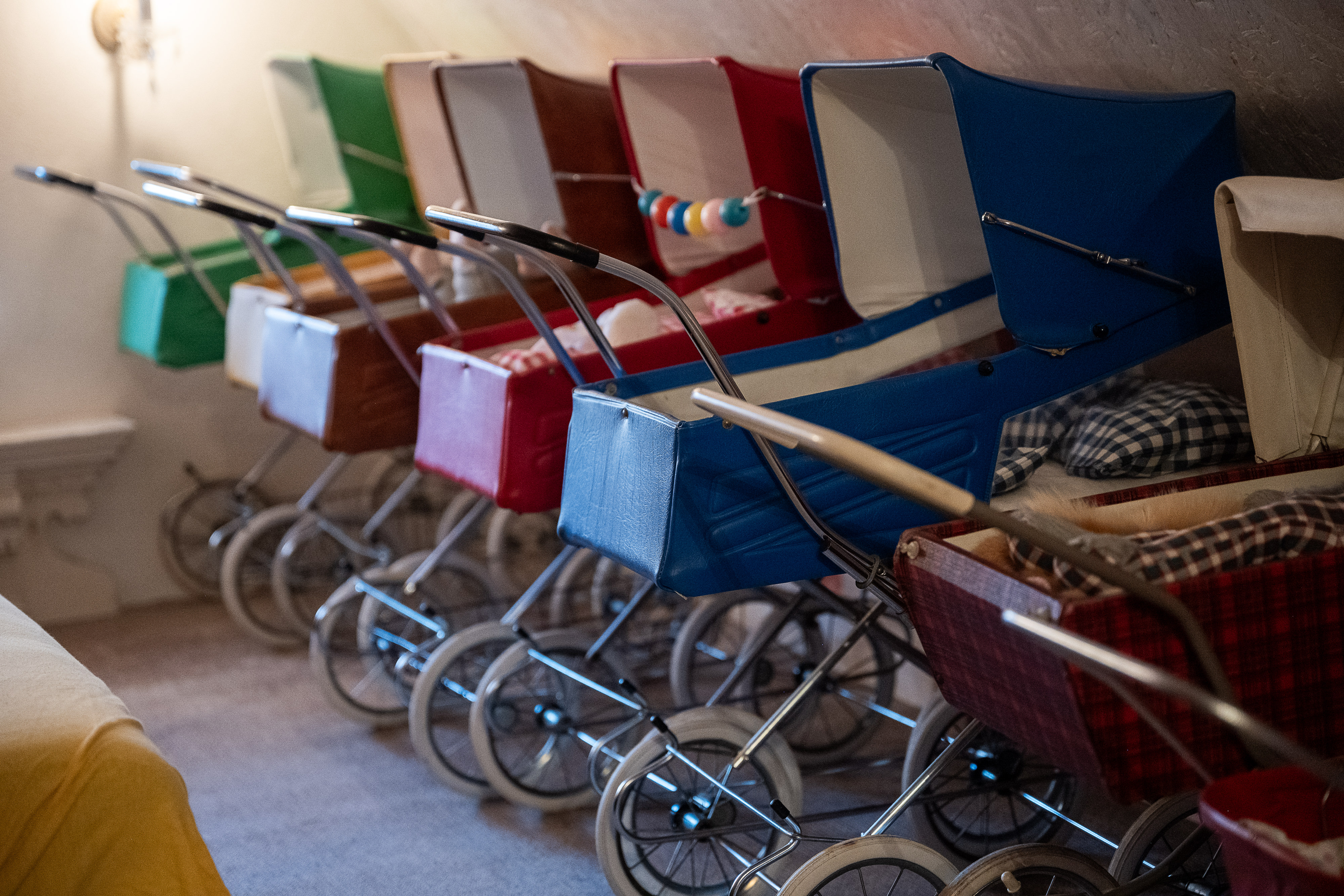 Markersdorf: Justizangestellte sammelt DDR Kinderwagen der Kultmarke Zekiwa