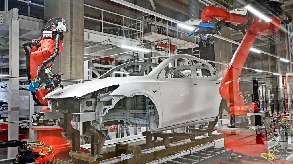 Wie viel verdient ein Produktionsmitarbeiter bei Tesla?