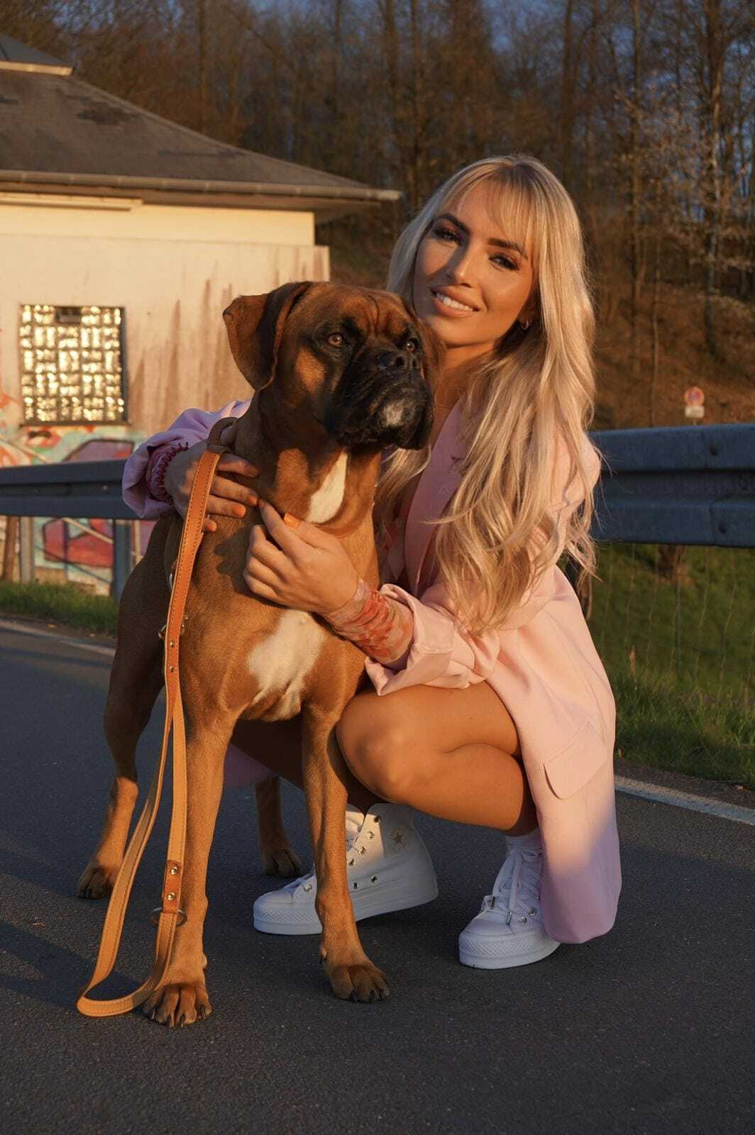 Jinsiy qizlarning gozal dumbalari Orqadan yalangoch etuk ayollar