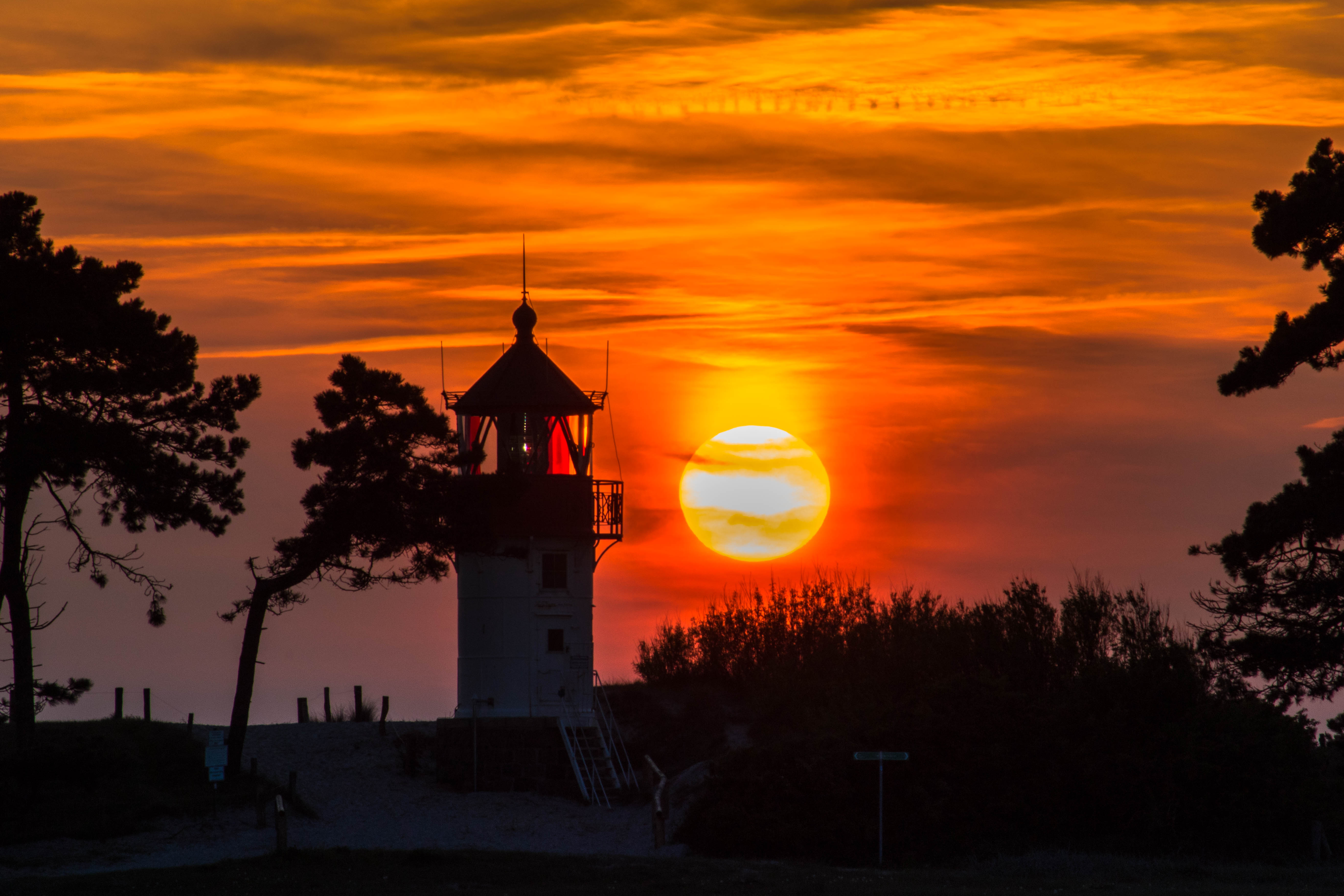 Leuchtturm auf dem Dornbusch der Ostseeinsel Hiddensee bei Sonnenuntergang