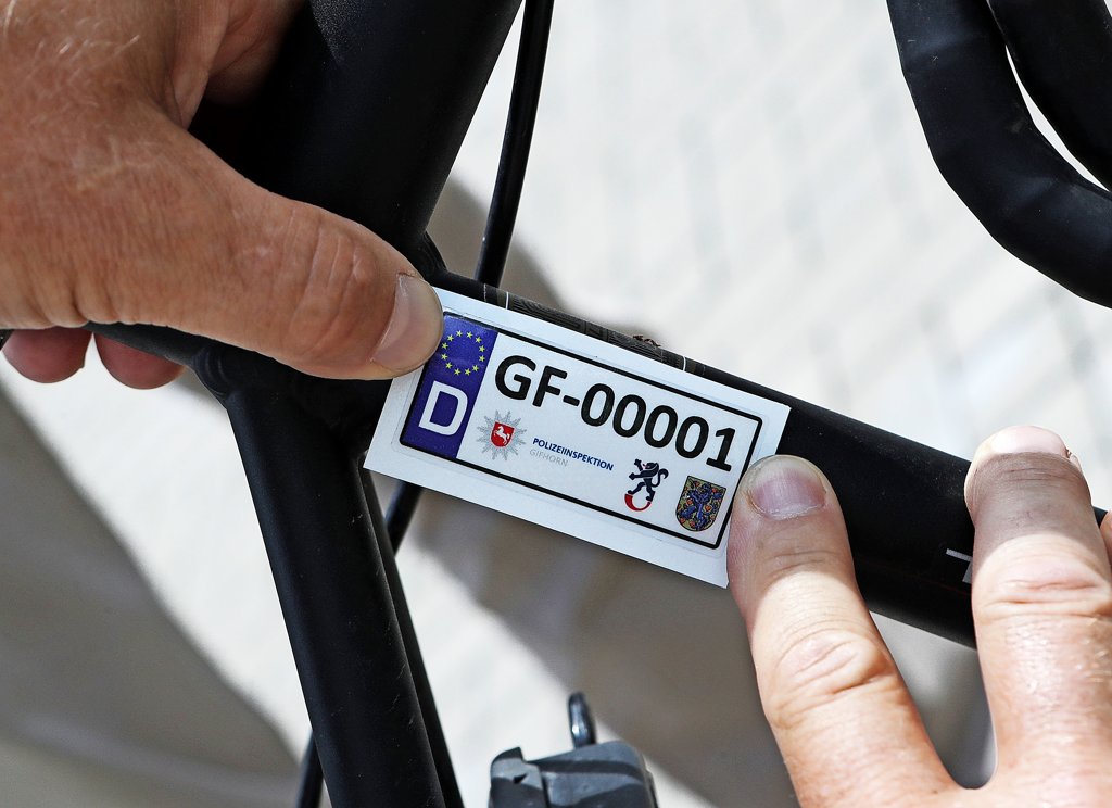 Polizei Gifhorn: Kennzeichen-Aufkleber gegen Fahrraddiebstähle