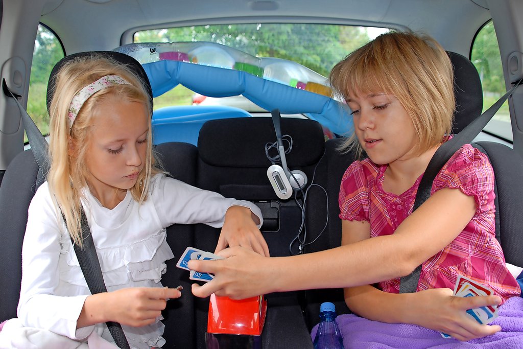 Kinder im Auto richtig anschnallen
