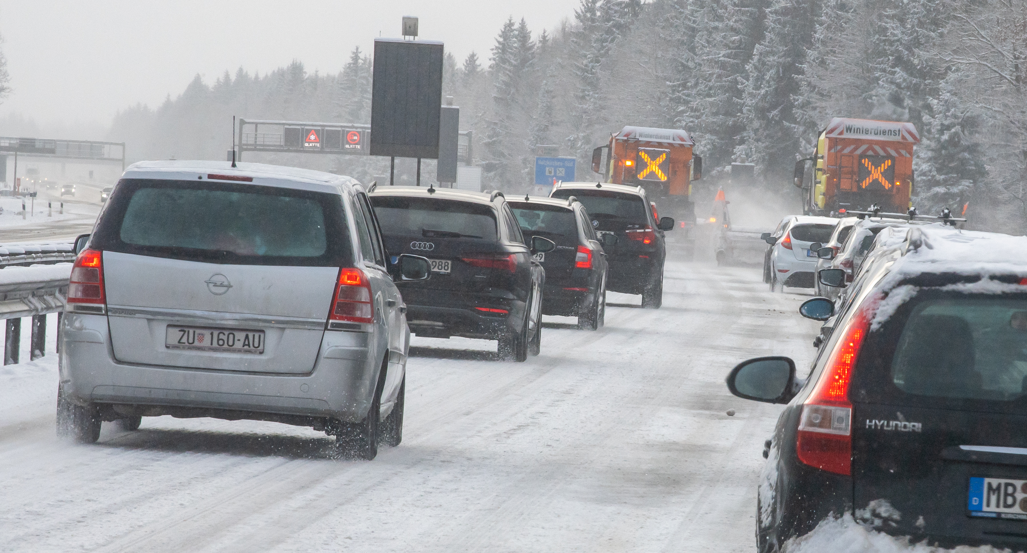 Wintereinbruch in Deutschland: Tipps zum richtigen Umgang mit  Räumfahrzeugen