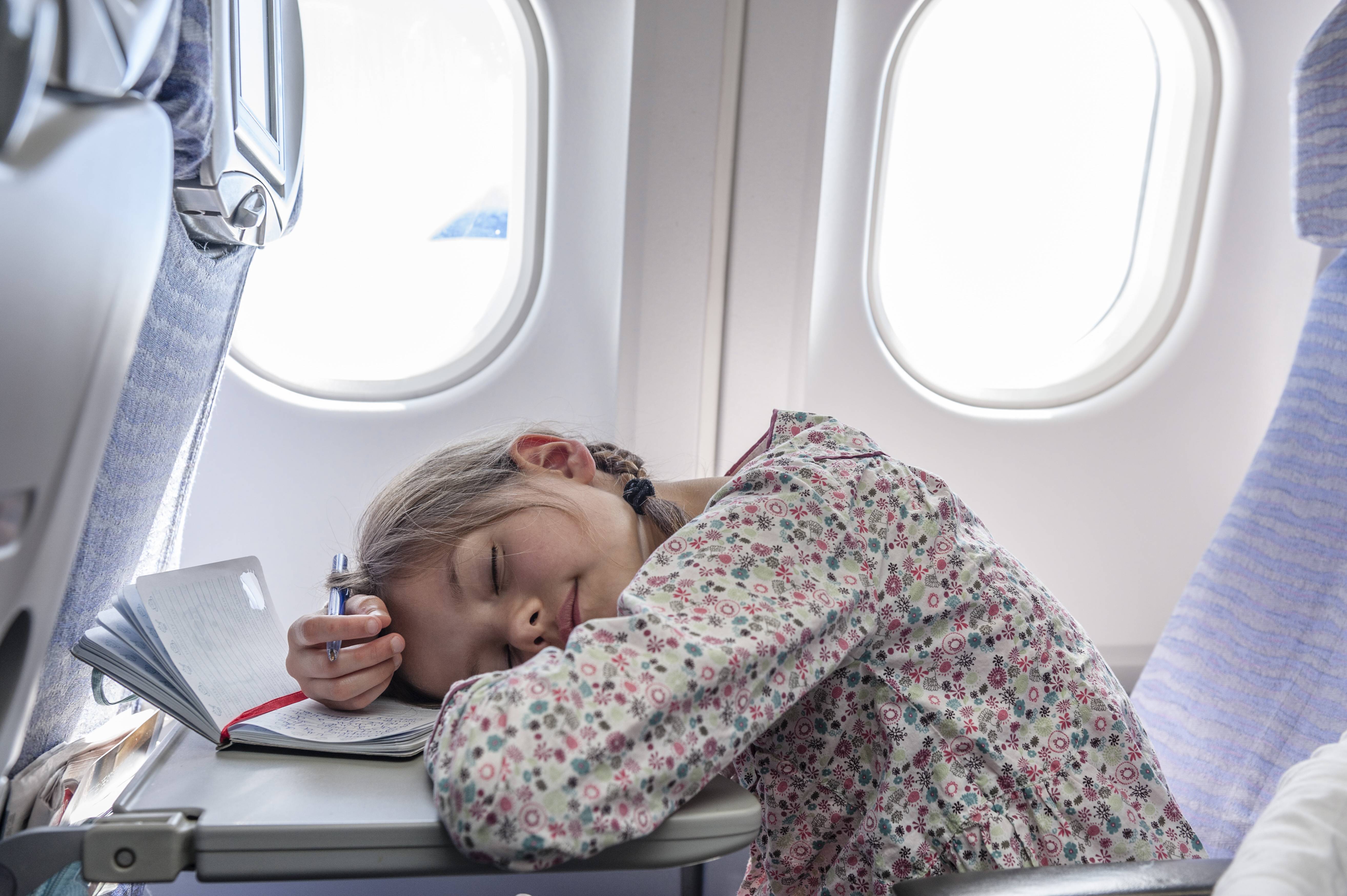 Armlehne im Flugzeug: Dieser geheime Knopf verschafft mehr Platz