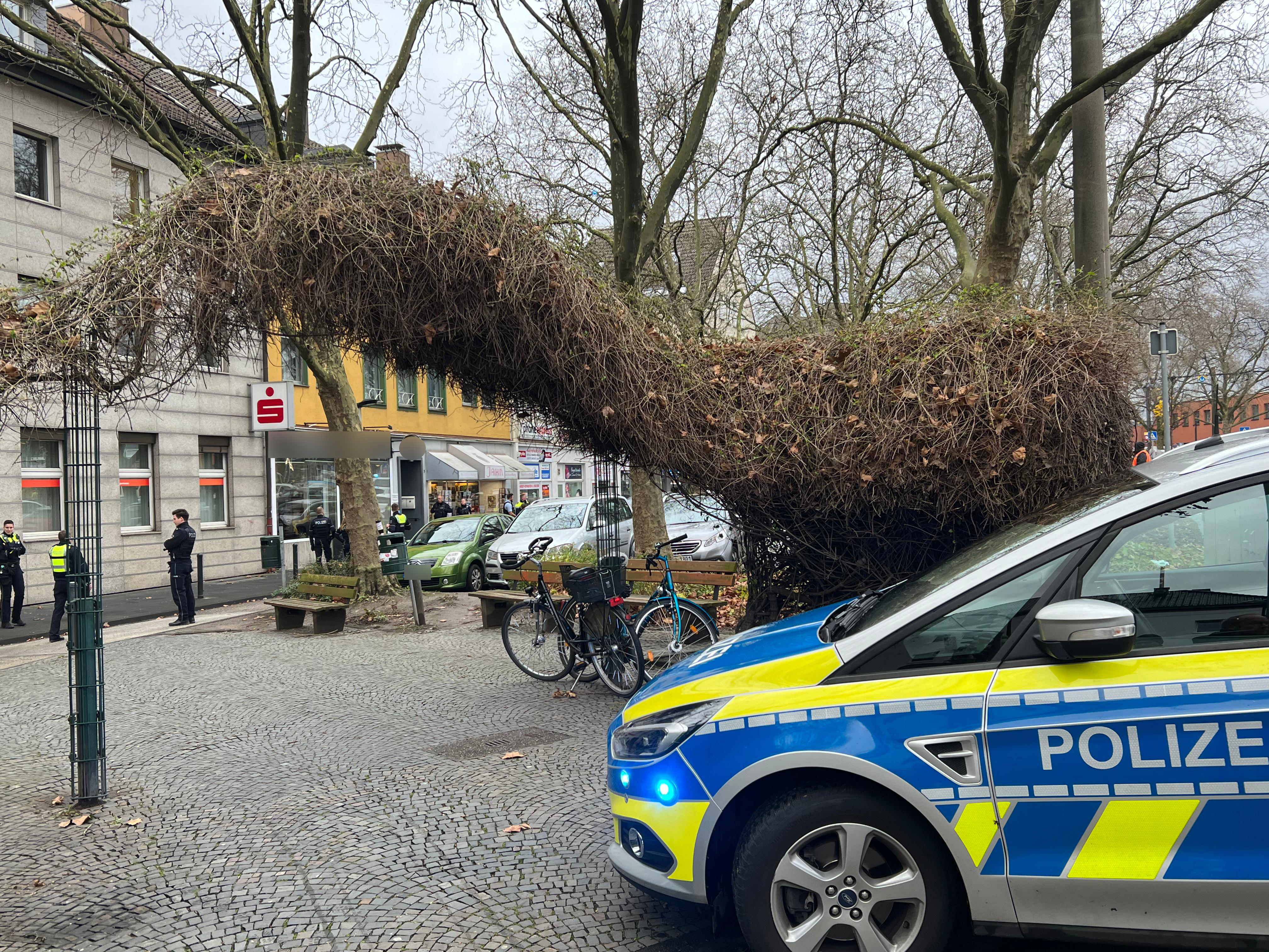 Die Wuppertaler Polizei erklärt, wie man sich gegen Taschendiebe schützt