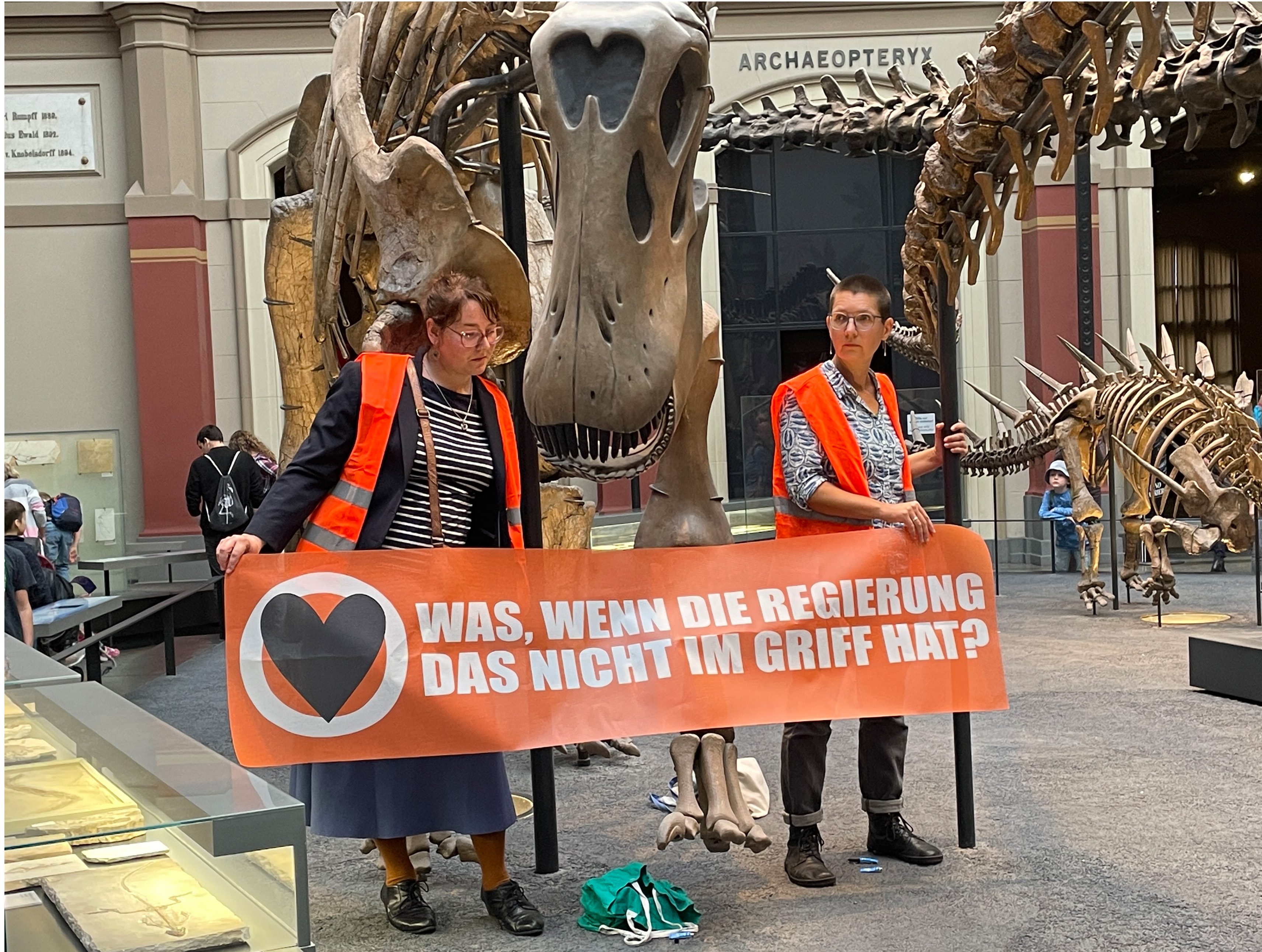 Klimaaktivisten kleben sich an Dino-Skelett - Letzte Generation-Protest  im Berliner Naturkundemuseum
